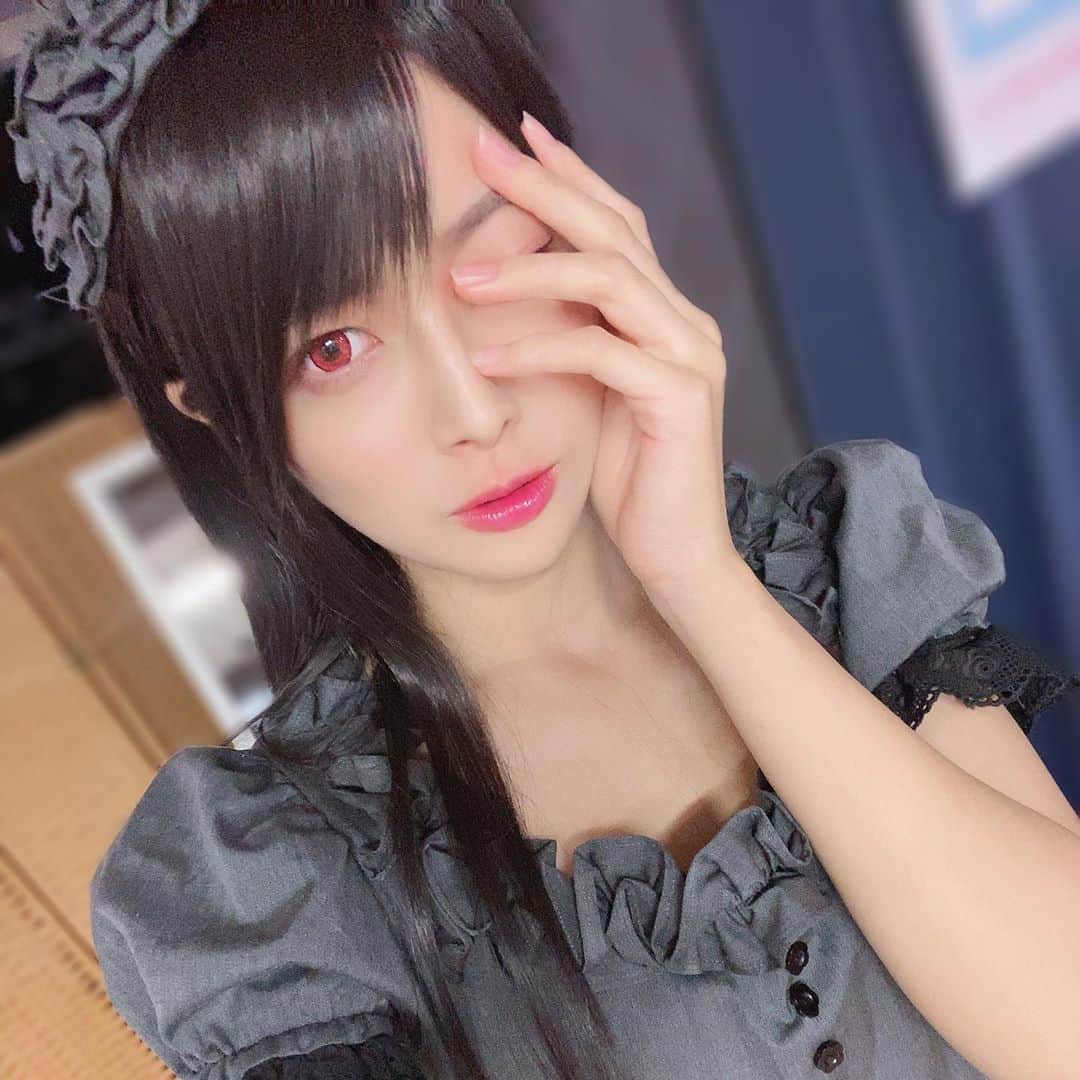 藤田いろはのインスタグラム：「うっおれの邪気眼が疼くぜ…﻿ ﻿ これ地毛じゃなくてウィッグなんだけど、﻿ 黒髪と赤いカラコンは厨二心をくすぐる組み合わせだよな﻿ ﻿ ﻿ ﻿ ﻿ さて、﻿ 今日はとある撮影をしてきたんだよー！！﻿ 衣装も6着た！﻿ 久々にコスプレできて嬉しかった☺️﻿ あ、地毛でも撮影してるから、コスプレ苦手な人も告知楽しみにしててね🌟﻿ 早く告知したいー！楽しみ🐰﻿ ﻿ ﻿ ‪#藤田いろは#グラビア#gravure #japanesegirl #レースクイーン#tokyo  #厨二病 #aziangirl  #ビジョビ #뷰티스타그램 #メイド服 #cosplay #黒髪ロング#팔로우#소통해요#셀스타그램#モデル #model #그라비아 #모델 #日本的 #性感內衣 #sexy  #性感美女 #性感尤物 #コスプレ #コスプレイヤー #cosplayer」