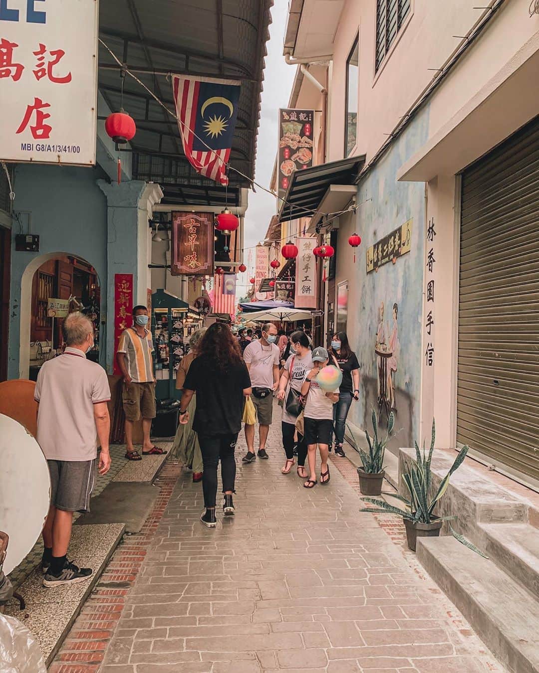 sunaさんのインスタグラム写真 - (sunaInstagram)「This street view looks like Taiwan isn't it?After had a lunch, we went to the area which have fashionable cafe and shops.  ここでは色んな出店が出ていて、KLではなかなか発見できないピアスshopがありました。 かわいい小物が安く手に入る✨このエリアで革の手作りポーチを購入しました。  #海外#海外旅行好きな人と繋がりたい#旅人#現実逃避#世界一周#海外旅行#海外旅行好きな人と繋がりたい #海外好きな人と繋がりたい#旅行好きな人と繋がりたい#女子旅#一人旅#海外生活#一眼レフ#一眼#ミラーレス一眼#ミラーレスカメラ#ミラーレス#ポートレート#カメラ#カメラ好きな人と繋がりたい#写真好きな人と繋がりたい#写真撮ってる人と繋がりたい#写真好きと繋がりたい#フォトグラファー#ふぉろーみー#ゴープロのある生活#ゴープロ#インスタグラマー#ふぉろーみー#世界一周 #バックパッカー#海外一人旅」10月10日 20時46分 - sofia_muslimjapan
