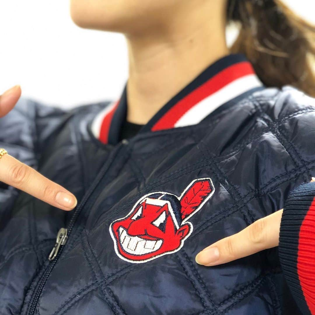 セレクションスタッフさんのインスタグラム写真 - (セレクションスタッフInstagram)「.﻿ 今日はMLBもNBAも決まる？決まらないとかで気持ちが←忙しかった笑😂雨とかそんなの関係なくて‼︎‼︎‼︎笑﻿ ﻿ MLBはレイズがチャンピオンシップ進出決めてアストロズと対戦！！この戦いはどうなんでしょうか？﻿ ※ポストシーズンアイテムはwebサイトにて、公開中🖤﻿ ﻿ そして田中のマー君はどうなるのか気になる‼︎﻿ ﻿ あぁ、月曜日のNBAもドキドキする🤢これぞスポーツの秋って感じ。(NBAは本来この時期じゃないけど)﻿ ﻿ ﻿ 寒くなったので本格的に秋冬支度しないとですね！﻿ ﻿ とろみ系のてろんとした素材感が気持ちいい47brand×MLBトップス！めっちゃ着心地が良くてオススメなやつ❤️﻿ ﻿ あとレディースモデルのインディアンスJK。レディースモデルは珍しいです🥰❤️一応レディース用ですが小柄な男性でもいけます🙌﻿ ﻿ ﻿ ﻿ ﻿ ﻿ #mlb #プロ野球 #草野球 #mlb好きな人と繋がりたい #mlb好き集まれ🇺🇸 #草野球好きな人と繋がりたい #クリーブランドインディアンス #インディアンス #メジャーリーグ #ストリートファッション #ワフー酋長 #clevelandindians #indians #セレクション新宿 #セレクション大阪 #シカゴホワイトソックス #ホワイトソックス #postseason #筒香嘉智 #田中将大」10月10日 20時39分 - selection_headoffice