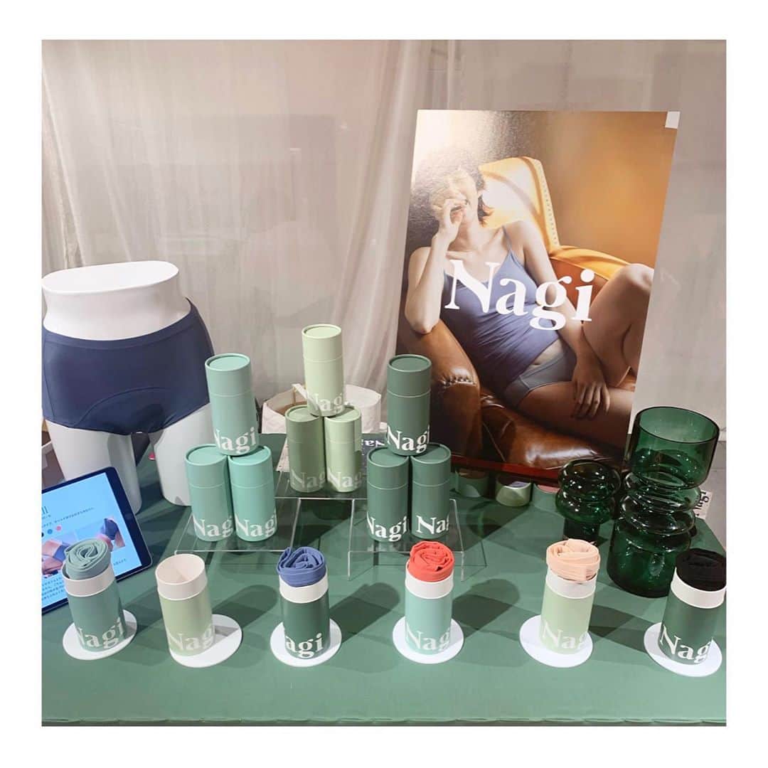 篠原菜月のインスタグラム：「@biople Fes vol.11﻿ Biople by CosmeKitchenが主催する展示会「BIOPLE FES」へ参加してきました！﻿ この秋冬に発売される新商品がお披露目🌿✨﻿ ﻿ 今回のテーマは「with your five senses〜研ぎ澄ます、新しい時代」﻿ どんな時代がこようとも、自分にとっての心地よさ、大切なものを判断する感覚を持つことが大切…﻿ その為の素敵なアイテムがたくさんあったので気になったアイテムをご紹介。﻿ ﻿ 今回新設された「フェムテック」コーナーではデリケートゾーンケア用品や、吸水型生理ショーツのこだわりポイントを教えていただきました！﻿ ﻿ @nagi_official_jp の生理期間中に使用できる吸水ショーツ。何度でも使用できる。パッケージから素敵ー！﻿ ﻿ @saibjapan のフォーミング フェミニン ウォッシュ﻿ 韓国で誕生して、日本初上陸！﻿ マイルドな泡タイプのフェミニンケアソープ﻿  フェムテックの商品がビープルで購入できるのは嬉しい！ 気に入った @ruhaku_japan の月桃シートマスクして青パパイヤ酵素飲んで、 @eume_official のめぐりソックス履いて〜雨の日をぬくぬく過ごしてます☔️💓  ﻿ ﻿ #bioplefes#biople#bioplebycosmekitchen#cosmekitchen#ビープルフェス#ビープルバイコスメキッチン#フェムテック#オーガニックコスメ#コスメキッチン#セルフケア#organic#新作コスメ#秋冬展示会 ﻿」