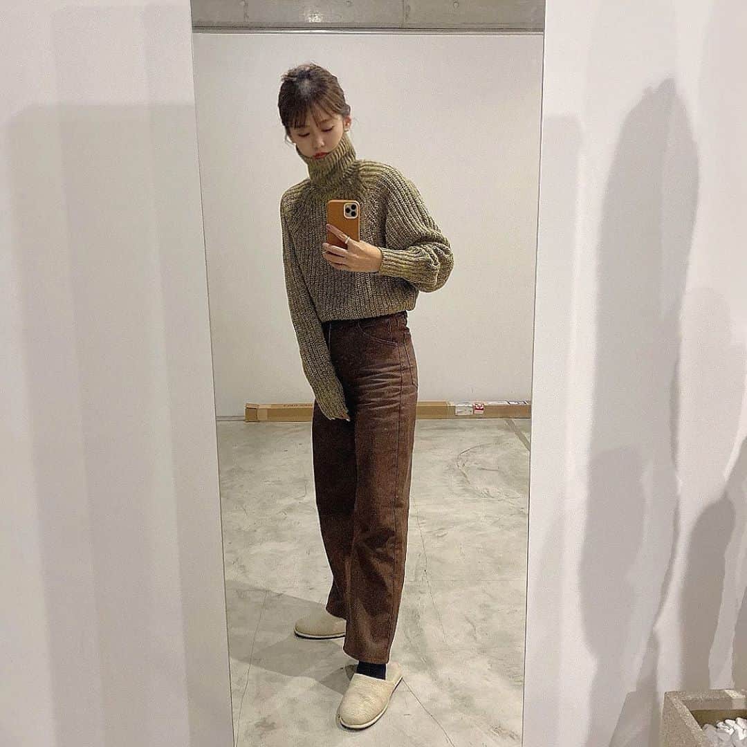 のインスタグラム：「ㅤㅤㅤ outfit 🤎🦦 tops @uniqlo  pants @uniqlo  pierce @novicetokyo  ㅤㅤㅤ 上下ともUNIQLOでした！ 私もJAKEもだいすきなUniqlo U の。 寒いけどがっつりアウターはまだ着たくないから もうヒートテック着てる❄️笑　 . #UNIQLO #ユニクロコーデ」
