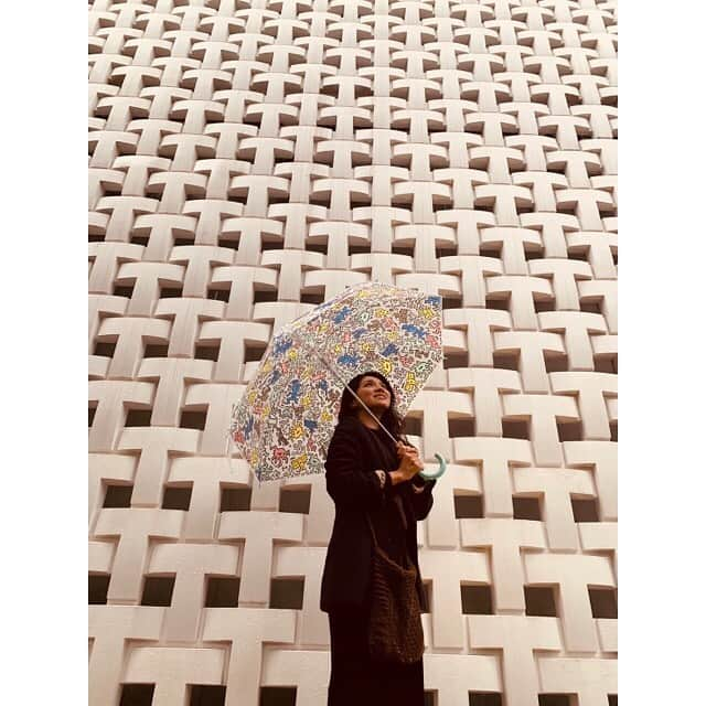 野波麻帆さんのインスタグラム写真 - (野波麻帆Instagram)「雨。 早くお天気になれーー！！ #kiethharing #傘 #セブンイレブンに売ってるよ #このビニール傘なら無くさないっ！🥺」10月10日 20時42分 - mahononami