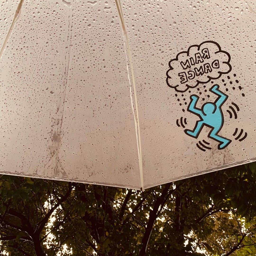 野波麻帆さんのインスタグラム写真 - (野波麻帆Instagram)「雨。 早くお天気になれーー！！ #kiethharing #傘 #セブンイレブンに売ってるよ #このビニール傘なら無くさないっ！🥺」10月10日 20時42分 - mahononami