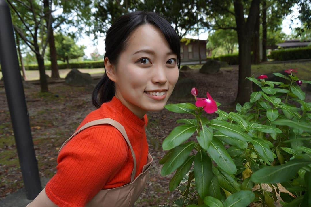 有坂菜恵子さんのインスタグラム写真 - (有坂菜恵子Instagram)「台風14号が日本に近づき、ぐすついた天気な1日でしたね💦  東京は特別警報が出されたとのことですが、みなさんどのようにお過ごしでしたか？？  今日は残念なご報告が一つ😢 学校の方より、私たちミス同志社女子2020のファイナリストは、他大学のようにインスタライブを行うことができなくなりました。 プライバシーとトラブル等の問題を考慮した結果とのことです。  私自身、ファイナリストになったらライブ配信で応援してくださる方と交流したい！と思っていたので、とても残念ではありますが、これからはYouTubeやインスタ、ツイッター等、SNSをこれまで以上にたくさん発信していきたいと思いますので、どうぞこれからも応援よろしくお願いいたします！  楽しみにしてくださっていた方々、申し訳ありませんでした🙇‍♂️  よし、切り替えて、ネタジェネ見よっ👀  追伸:  服が濡れてると思うのですが、よくかわいい女の子が公園にある水道水飲んでいる写真を撮ってみようと思って、失敗した後だからです。笑 恥ずかしい、、、😂  #ミスコン #ミスキャン #ファイナリスト #ミス同女 #ミス同志社女子 #同女 #同志社女子大学 #公園 #花のある暮らし #ポニーテール女子 #ポニーテール #夏コーデ #撮影者はお兄ちゃん #女子大生 #女子大生コーデ」10月10日 20時44分 - missdwc20_5