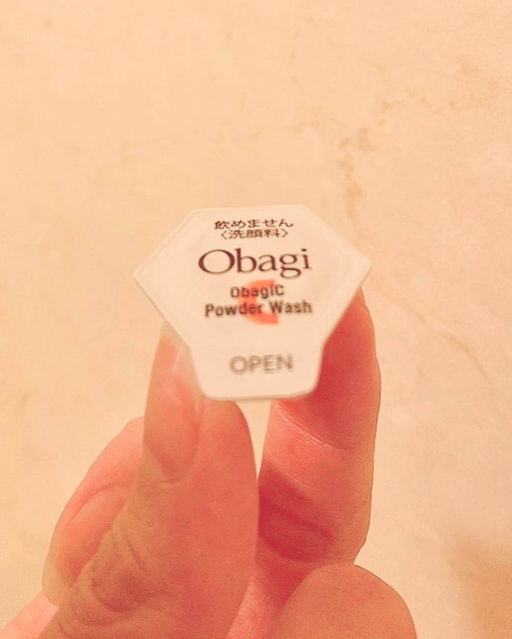 吉山りささんのインスタグラム写真 - (吉山りさInstagram)「💋吉山りさの 勝手にオススメ美容アイテム🥰  今日は  💎 『Obagi 酵素洗顔パウダー』  ✨✨✨ ヘアメイクさんのしょこたんにもらって  使ってみたらめっちゃ良い😍💋   1度でくすみや  肌のゴサゴサが綺麗になって  全く突っ張らない🥰  勿体ないから私は週に数回  この1個を朝晩で使ってます🥳  （本当は1度で使い切った方が良いのだろうけど笑）   #吉山りさ #勝手にオススメ美容アイテム  #obagi #オバジ #酵素 #洗顔 #パウダー #スキンケア   #モデル 歴24年 現在#フリーモデル  #美容 #化粧品 #大好き #美肌ケア ゴクミやノアの様な #beautifulpeople 目指したい😍 #すっぴん #美意識 あるけど 極度の #面倒くさがり😂 なので #時短 #コスパ最高 のものが好き💕  #温泉モデル #温泉ソムリエ #秘湯ロマン #温泉女子 #アラフォー #アラフォーママ #40代 #japanese #お風呂」10月10日 20時54分 - oreorerisa