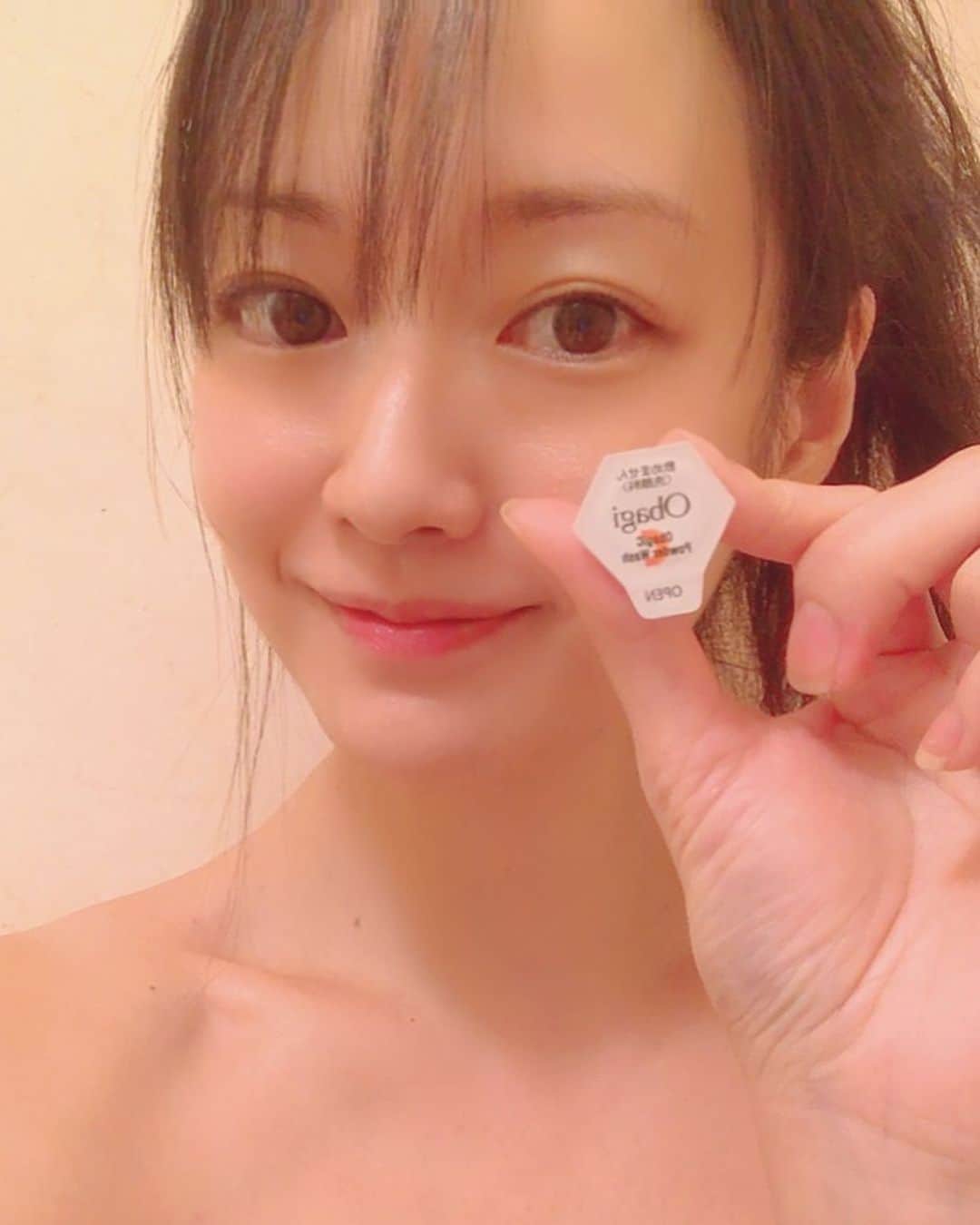 のインスタグラム：「💋吉山りさの 勝手にオススメ美容アイテム🥰  今日は  💎 『Obagi 酵素洗顔パウダー』  ✨✨✨ ヘアメイクさんのしょこたんにもらって  使ってみたらめっちゃ良い😍💋   1度でくすみや  肌のゴサゴサが綺麗になって  全く突っ張らない🥰  勿体ないから私は週に数回  この1個を朝晩で使ってます🥳  （本当は1度で使い切った方が良いのだろうけど笑）   #吉山りさ #勝手にオススメ美容アイテム  #obagi #オバジ #酵素 #洗顔 #パウダー #スキンケア   #モデル 歴24年 現在#フリーモデル  #美容 #化粧品 #大好き #美肌ケア ゴクミやノアの様な #beautifulpeople 目指したい😍 #すっぴん #美意識 あるけど 極度の #面倒くさがり😂 なので #時短 #コスパ最高 のものが好き💕  #温泉モデル #温泉ソムリエ #秘湯ロマン #温泉女子 #アラフォー #アラフォーママ #40代 #japanese #お風呂」