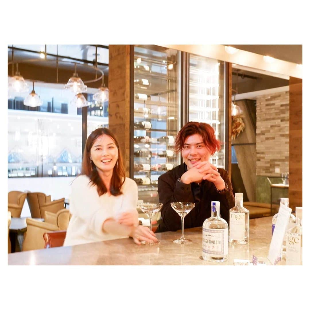 羽舞咲さんのインスタグラム写真 - (羽舞咲Instagram)「🎗Ironbark Grill & Bar﻿ ﻿ GINZA SIX﻿ にあるこのお店﻿ ﻿ とても好きなのですが﻿ ﻿ 気づくと﻿ 約1年ぶりでした！﻿ ﻿ 人はまだ少なくて﻿ それがまた優雅な空間﻿ ﻿ 優雅な時間って必要で﻿ この心の余裕が﻿ いいアイデアを生み﻿ いいお仕事を生み﻿ いいライフスタイルを生む﻿ ﻿ とおもっています (´∀｀)﻿ ﻿ ということで﻿ 一緒にお仕事している﻿ ヒグチケイイチロー（@fuguproject200x ）氏と﻿ ﻿ たまに﻿ 銀座でゆっくり﻿ お酒と食事を楽しみながら語っています﻿ ﻿ オンラインでは﻿ 気づくと3時間くらい話してることも﻿ よくありますが 笑﻿ ﻿ オンラインミーティングって﻿ なんと 目が合わないんですって！！﻿ ﻿ たしかに…  目を合わせて話すのは﻿ とても大事だなぁとおもいますね﻿ ﻿ まったく気を使わなくていい﻿ というのも わたしにとっては すごく大事 (*´-`*)﻿ ﻿ ﻿ ________ EVENT INFORMATION ________﻿ ﻿ 📸東京散歩！ナチュラルポートレート撮影会﻿ （日程＆場所フリープラン好評受付中‼︎）﻿ ﻿ 📷10/24（土）31（土）﻿ 鎌倉散歩！ナチュラルポートレート撮影会﻿ ﻿ 🖥 オンライン講座﻿ 「徹底的に楽しみながら選ばれるインスタグラムを作るコツとは！？」﻿ ﻿ 📻インターネットラジオ（毎週水曜日オンエア）﻿ 「羽舞咲のゆるゆるビューティ研究所」﻿ ﻿ 心を込めてお届けします♡﻿ ﻿ @herbemi﻿ プロフィールリンクをチェック！！﻿ ﻿ _________________________________________﻿ ﻿ ﻿」10月10日 20時52分 - herbemi