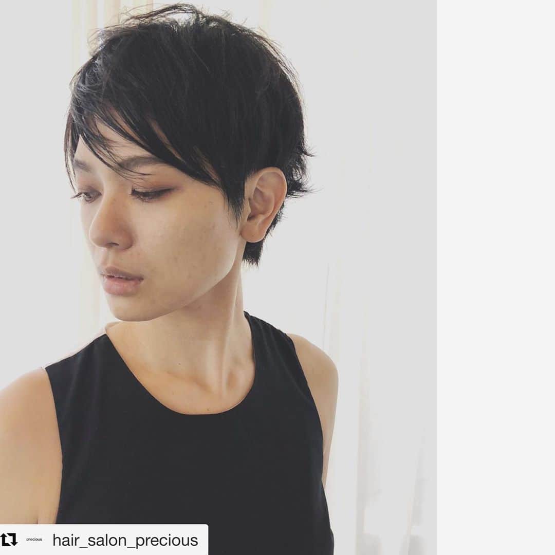 金城優華のインスタグラム：「@hair_salon_precious の 喜納さんに #喜納ショート にしてもらってから 毎日がワクワク♡  ファッションの幅も広がりました(ˊᵕˋ)  毛量多くてくせっ毛 手強い私の髪を カットだけで素敵にしてくれる 喜納さんへは もはやオーダーとかせず お任せ♡笑 いつもありがとうございます!!  #Repost @hair_salon_precious with @get_repost ・・・ 先日、カット、カラーでご来店してくれた、ゆうかさん。 Bobからショートに大変身！ 15年ぶりのショートだそうで はりきってカットさせていただきました😁 カラーもダークグレーでトーンダウンし、都会的なスタイリッシュな女性をイメージしながら スタイル作りをしました。 さらに綺麗な女性へとランクアップ✨ お似合いでした💕  #precious #ハイライト  #グラデーションカラー#バレイヤージュ  #ダブルカラー #那覇市美容室#サロンスタイル #ブリーチ#ブリーチカラー #デザインカラー#久茂地#インナーカラー #ポイントカラー #ショートヘア #ショートカット   #ママ #ファッション」