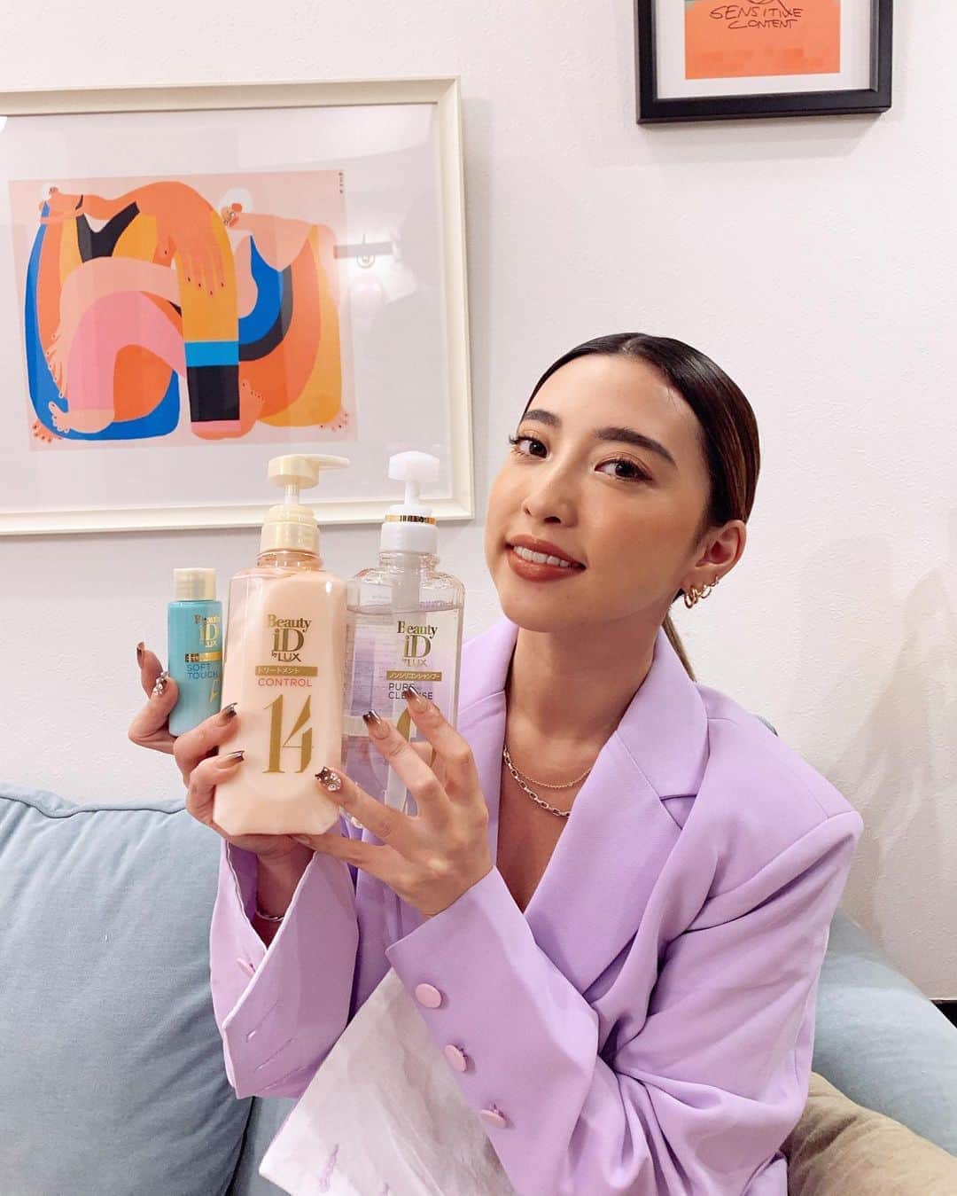 のインスタグラム：「今月のラックスの投稿はまたまたBeauty iD by LUX✨ずっと使ってるんだけど、特に寒くなって乾燥する時期にまとまりやすくなるので嬉しい💕しっとりする青いミルクタイプのエッセンスは小さいから持ち運べて便利👍🏻  今だけのキャンペーン！ 10月9日（金）21:00 ～11日（日）24:00の期間中、 楽天のLUX公式サイト Love Beauty & MEでの購入で楽天ポイントが20倍になるそうです😳❤️ 外出しづらい今だからこそ尚更嬉しい✨  @lux_jp_official のトップリンクからチェックしてね✨  #ラックス #このツヤが好き #mybeautyid #0_14_5 #BeautyiD #LoveBeautyandME #ビューティーiD #ラックスガール #私の輝き方は私が選ぶ #カスタマイズ #カスタマイズヘアケア #ノンシリコンシャンプー #pr」
