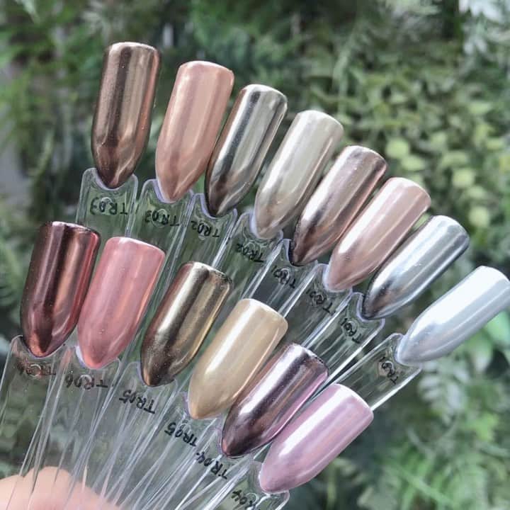 なかやまちえこのインスタグラム：「パウダーが舞わない便利なペンタイプの✒️⠀ 『エアクッション マジックパウダーペン』が発売になりました！✨⠀⠀ ⠀ PREGEL・Betty gel・きまぐれキャット・PREANFA・PREXY商品は、⠀ ⠀ ネイリストの方は↓ ⠀ プリモール @nail_premall ⠀ http://gelnailshop.com/ ⠀ ⠀ キャンディポケット @candypocket_official ⠀ http://www.beautysupport.jp/sm/script_main/shoptop.php ⠀ ⠀ セルフの方は↓ ⠀ ジョイアート @joyartofficial ⠀ http://joyart.biz/ ⠀ ⠀ にて購入頂けます☺️⠀ ⠀ #nail #nails #nailart #ネイル #美甲 #ネイルアート  #japanesenailart #manucure #japanesenails #manicurist #gelnails #أظافر #네일아트 #미용 #vẽmóng #ngườiđẹp  #เพ้นท์เล็บ #искусствоногтя #artedeuñas #เพ้นท์เล็บเจล #ジェルネイルデザイン #ネイルデザイン #senikuku #nagelkunst  #ミラーネイル #mirrornails #metallicnails @prexyofficial」