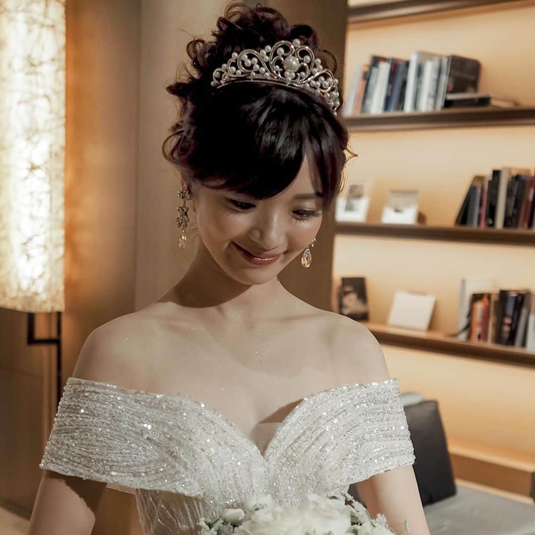 Tomoyo Kitamuraさんのインスタグラム写真 Tomoyo Kitamurainstagram 先日の花嫁様 披露宴はtasakiの ティアラに高めアップ グランドハイアット東京 出張ブライダルヘアメイクご予約可能日 10 11月 あります 12月以降もお問い合わせ下さいませ 全国出張も
