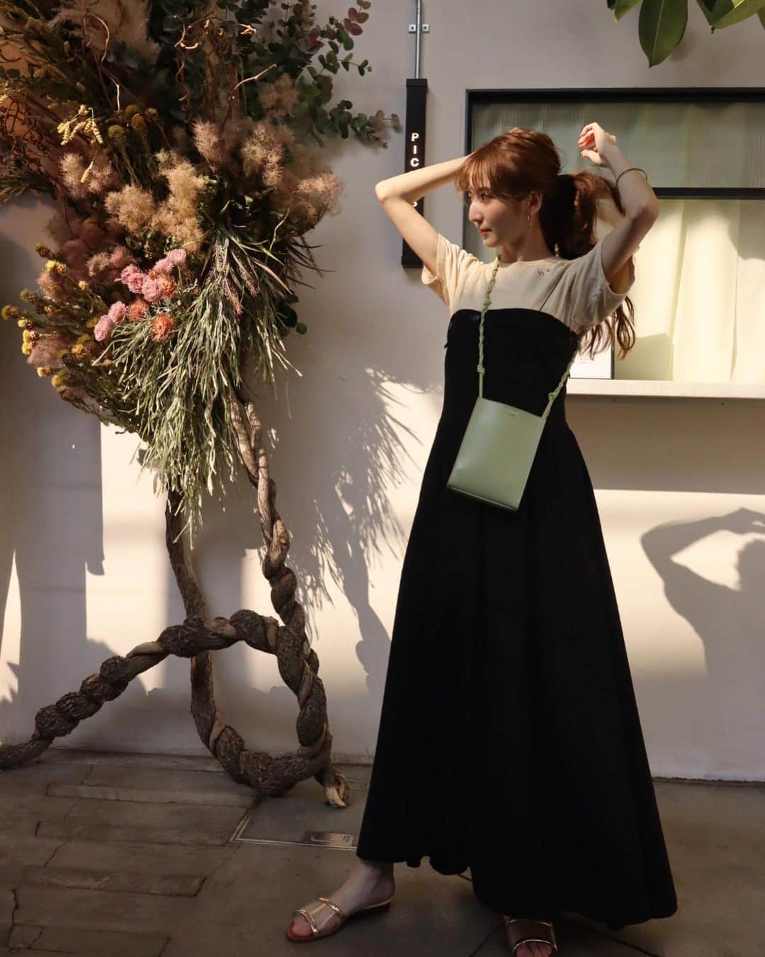 平木愛美のインスタグラム：「実は #マタニティコーデ ⚪️  だった、シリーズ👱🏼‍♀️♡  夕暮れ時の西陽ってすきだなぁ。あたたかい。  この時の展示会では、出産時の入院の時、可愛くって気分あがるかな〜☺︎とこのベロアガウンなルームウェアをorder💛  tops / Hedy onepiece / irene bag / jilsander sandals / ZARA  こちらも #妊娠6ヶ月 。 このあたりからチャックが閉まらなくなったりしてきたなぁ🧸」
