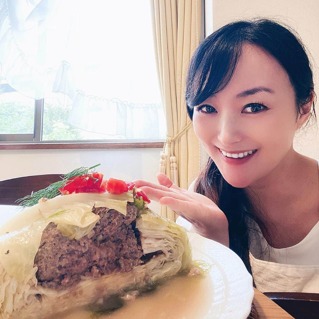 鈴木あさみのインスタグラム：「料理研究家の　鈴木 サミー あさみ　@asamirecipe です。 秋の料理教室を開催しました！  この巻かないロールキャベツには、もち麦とマッシュルームを入れて、ヘルシーに！  ダイエットされたい方が多かったので、テーマは 『腸内環境を整えるダイエットレシピ』  管理栄養士さんに監修頂きました。  旬の秋刀魚をソテーにして、秋の味覚を堪能出来ました🍴  血液さらさら🩸効果を期待！  今年の秋刀魚は貴重❗️🐟  ①酢キャベツの野菜ごろごろスープ ②糠漬けとクリームチーズのアペタイザー ③酢たまねぎと秋刀魚のソテー ④「もち麦のかんたんロールキャベツ」  を皆様と楽しく作りました🍴  ベビーシャワーのお料理を作らせて頂いた美人の2児のママさん @creaotani さんと。  楽しい料理教室をありがとうございました❤️」