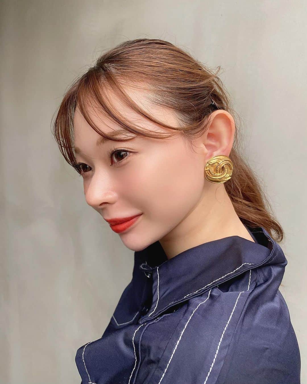 のインスタグラム：「ㅤㅤㅤ ㅤㅤㅤ 本日オープンのHedyさん❤️  ハイブランドのヴィンテージを 取り扱かってるお店だよ😍 かれんはシャネルのヴィンテージの イヤリングをゲットしたん💓  ㅤㅤㅤ いくみさん美しすぎて可愛くて癒されました〜💓 他にもかわいいアイテムあったからまた行こーっと🥰  @hedy_japan @hedy_osaka #hedy #hedyosaka #へディー #ヴィンテージショップ #ブランドヴィンテージ #ブランドヴィンテージショップ  #ブランドヴィンテージバッグ #ブランドヴィンテージボタン  #ヴィンテージシャネルボタン #ヴィンテージシャネル #南堀江 #南堀江ショップ #ブランドショップ #ブランドバッグ #シャネル #CHANEL」