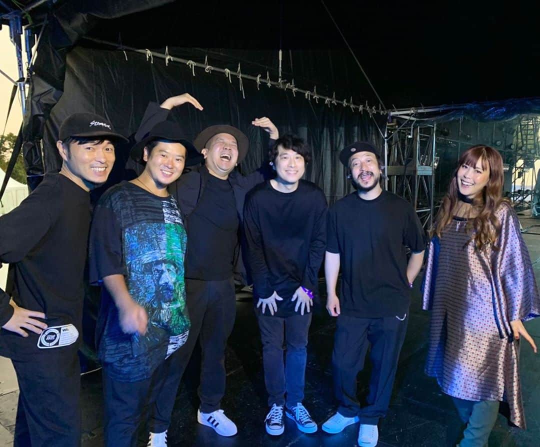 SONOMIのインスタグラム：「KREVAさんのライブで OSAKA GENKi PARK （at 大阪万博公園）にコーラスで出演しました。  10ヶ月ぶりにお客様がいるところでのLIVE。 そしてこのバンドメンバー #KREBandExtream でKREVAさんと共に2月から回るはずだった全国ツアーが中止になってしまったので、 今日初めてお客様の前で演奏を披露できた記念日でもあります！！  そんな思いやKREさんファンの皆さんのつのる思いが重なって、 なんかこう〜〜。 こみ上げてくる物がありました。 色々なLIVEの手段がありますが、 やはり生に勝るものはないなぁと思います。 今回このようなLIVEを実験、 挑戦的に企画して実行した大阪府。 本当に凄いです。 素敵な時をありがとう‼️ 大阪のみなさん🙇🏻‍♀️」