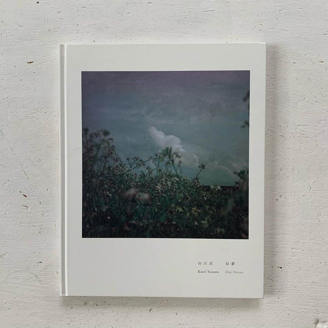 OKAさんのインスタグラム写真 - (OKAInstagram)「写真集を通して空想の中へ。  「幻夢 /  湯沢薫」  個展での立体作品は息を呑むほど繊細で、 実物に触れることで見えてくるものがありました。  #森岡書店」10月10日 21時09分 - ytrpics