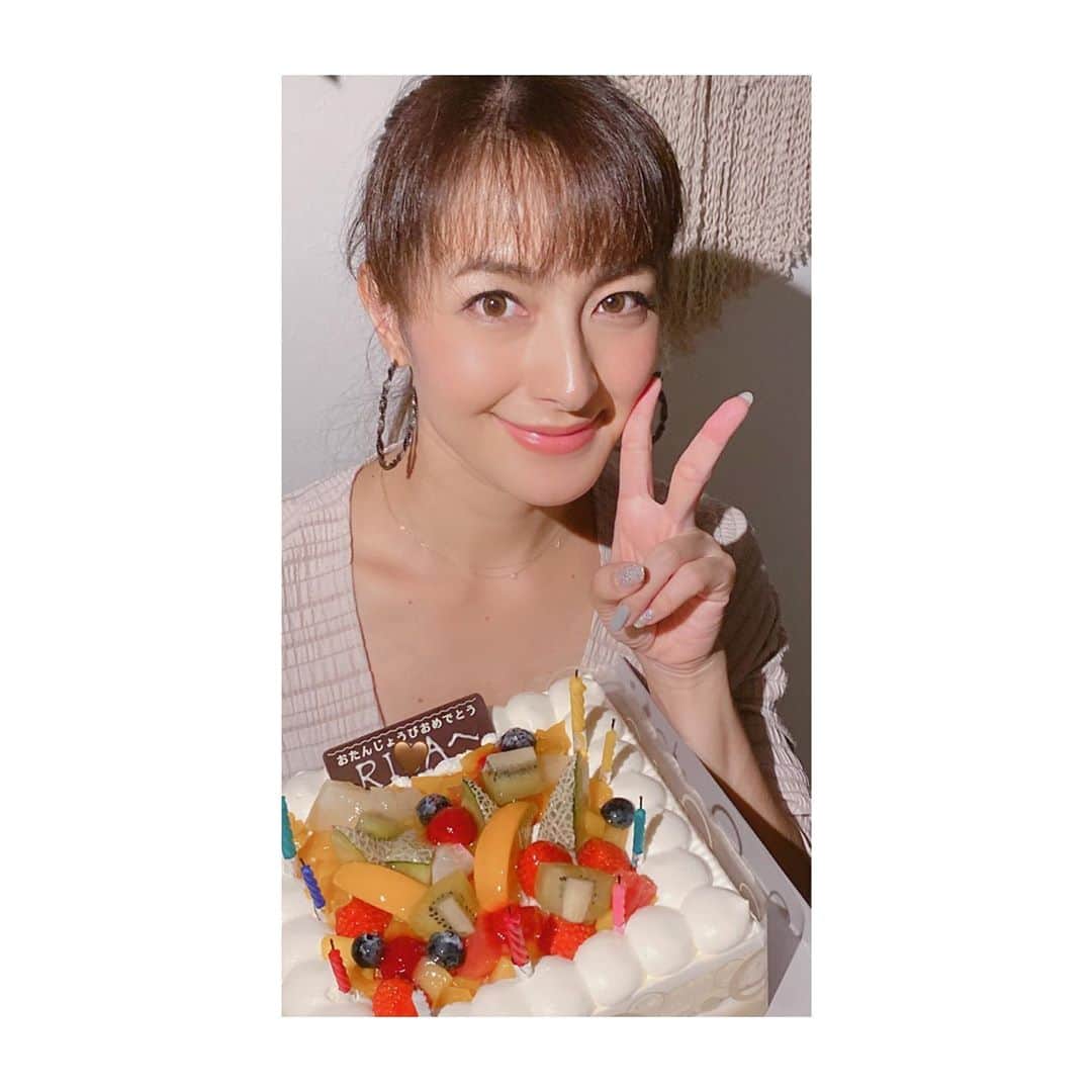 川村りかさんのインスタグラム写真 - (川村りかInstagram)「thanks I love you🤍🤎🤍 。 。 。 今年も無事26歳アラフォーを迎えることができました(∩´∀`∩)♡  たーーーくさん笑うぞぉ💙💚💛💜❤💗💖」10月10日 21時10分 - rika._.kawamura