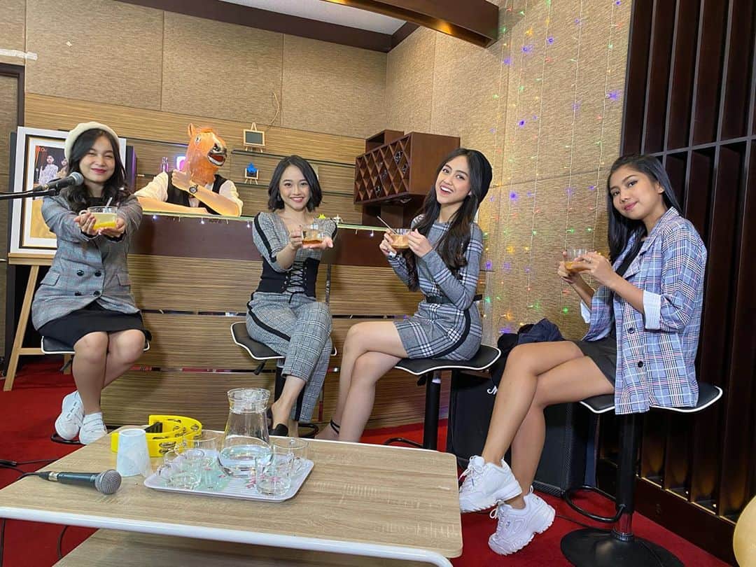 ロナ・アングラエニのインスタグラム：「👩🏻👩🏻👩🏻👩🏻+🐴」
