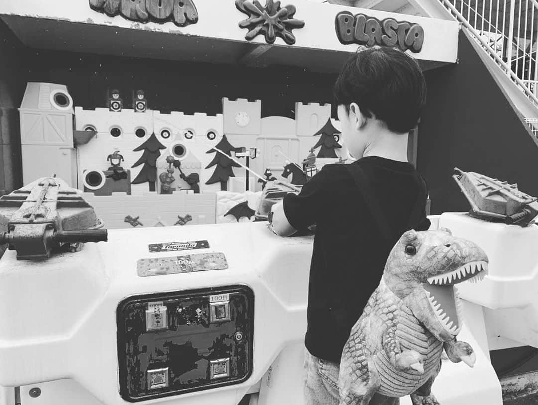 Miho Tanakaさんのインスタグラム写真 - (Miho TanakaInstagram)「. 神戸フルーツパークめっちゃ楽しかった😉  フルーツパーク内のホテルに泊まったので2日間思う存分満喫してきたよ！  ホテルの部屋は普通だったけど、 源泉掛け流しの温泉が有馬みたいに濁り湯で最高だった😭💓  朝子どもたちが起きる前に1人で行かせてもらってんけど、朝風呂サイコーー！！って大の字で叫びたい気持ちを必死に押さえたわ。  ミニ遊園地も5歳児にはちょうど良かったし、 ゴーカート、りんご狩り、道の駅のファームなどなど全てが程良くて密にもならなかったしいい場所見つけたなー☺️ _____________ #神戸フラワーパーク  #神戸フラワーパーク道の駅  #神戸ホテルフルーツフラワー  #子連れに優しい  #子連れにオススメ  #子連れレジャー #りんご狩り🍎 #ゴーカート #関西レジャー #神戸レジャー  #道の駅　#gototravel #家族写真 #ファーム #濁り湯 #源泉掛け流し #りんご狩り #ミニ遊園地 #朝風呂サイコー #神戸フルーツパークめ #字 #温泉 #フルーツパーク内 #ホテル #部屋 #道 #気持ち #朝子どもたち #駅 #5歳児」10月10日 21時10分 - mie__blogger