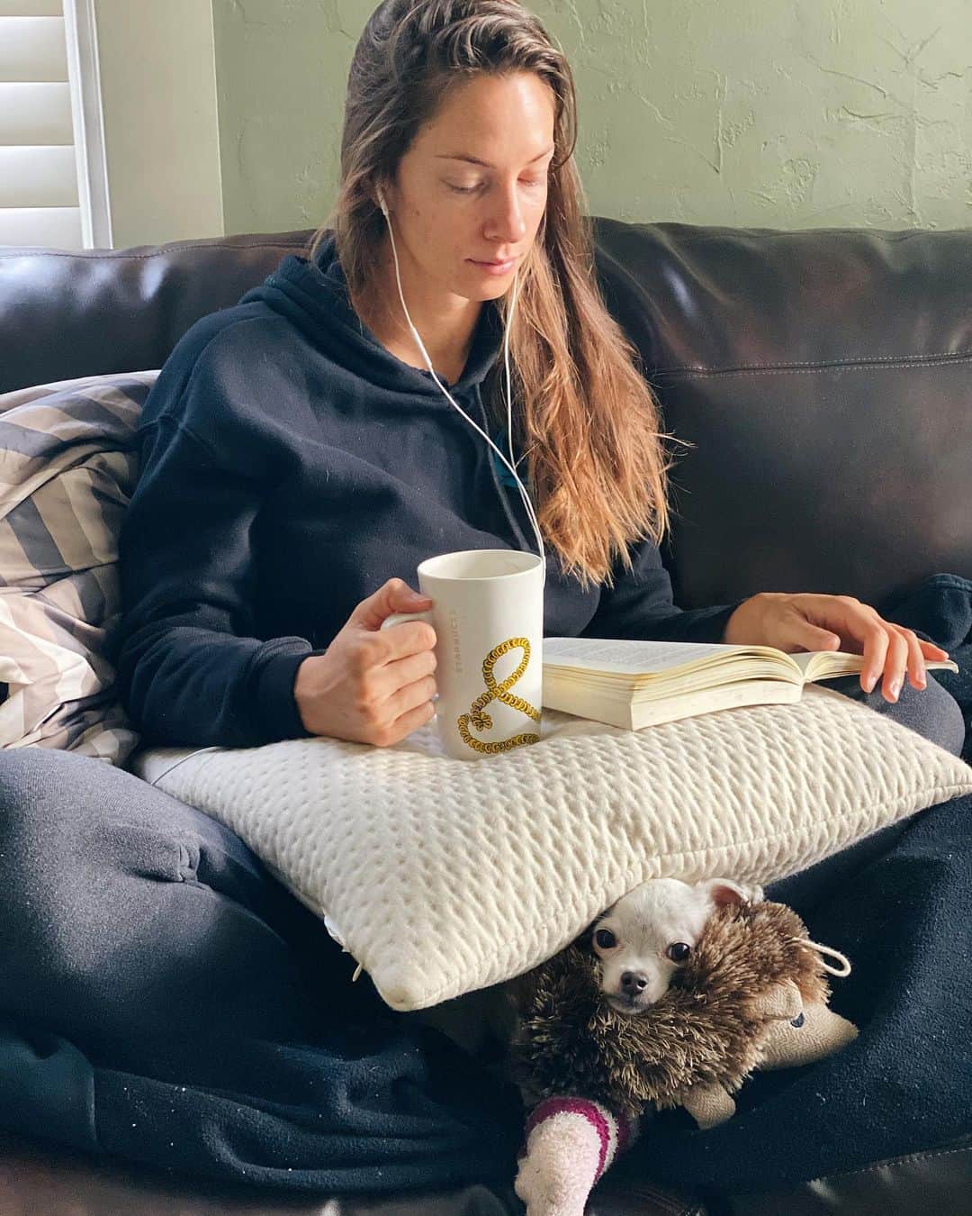 Janna Breslinさんのインスタグラム写真 - (Janna BreslinInstagram)「☕️ Bed head & books 💁🏻‍♀️📚 Okay so I just finished a full week of being caffeine free. I realized I was drinking about 24 oz of coffee a day (I thought it was way less, so it was way harder than I thought). That FOR SURE didn’t help the anxiety I’ve been experiencing. Here’s some fascinating information from Ben Greenfield about caffeine and how it effects the brain… 👇🏻🤓 I suggest reading it. Do you cycle off caffeine sometimes?  “Low dose caffeine can improve mental performance and protect against Alzheimer's, so you don't need to avoid it entirely. High doses of central nervous system stimulants can flood the brain with neurotransmitters, creating neurotransmitter resistance or long term receptor damage.  People who frequently use coffee, tea, soda, or energy drinks actually change their brain’s chemistry and physical characteristics over time. Because it is both water and fat-soluble, caffeine can easily cross your blood-brain barrier, and as you dump more and more caffeine into your body, your brain cells grow more receptors for a neurotransmitter called adenosine.  Adenosine causes feelings of tiredness, and its molecular structure closely resembles caffeine – so caffeine can easily fit into your brain cells’ receptors for adenosine. With its receptors constantly plugged up by caffeine, adenosine can no longer bind to those receptors and cause the feeling of tiredness. Unfortunately, your body's response is to create more and more adenosine receptors – so you eventually need more and more caffeine to block the feeling of tiredness – and over time, you build up a tolerance.  The good news is that to kick a caffeine habit and “reset” your adenosine receptors, you only need to get through about 7-12 days of caffeine avoidance, which is why I recommend taking week-long breaks from coffee and other similar stimulants every couple months.”  #coffee #blackcoffee #caffeine #decaf #brainhealth #brain #neurotransmitter #anxiety #mentalhealth #healthylife #healthymind #betterme #bossbabe #womenempoweringwomen #womenempowerment #womenentrepreneur #physicalhealth #healthybody #health #nutrition #exercise #therapy #mindset」10月11日 2時37分 - jannabreslin