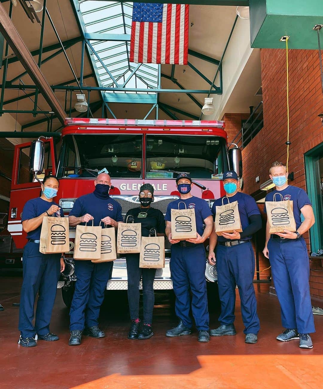 SHAKE SHACKさんのインスタグラム写真 - (SHAKE SHACKInstagram)「Over the past few weeks we’ve been sending some love (in the form of 🍔’s) to fire departments across CA. It’s a small gesture, but we’re incredibly thankful for the firefighters who are risking their lives to keep us safe during the California wildfires. 💚 #shakeshack」10月11日 2時38分 - shakeshack