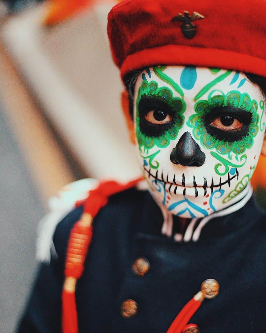 のインスタグラム：「Como seguramente no se hará nada de manera oficial (gracias Covid), decidí crear la #MarchaVirtualDeDiaDeMuertos 💀 le voy a rascar a ocho años (o algo así) de documentar ese día.  #Catrina #catrinamakeup #makeup #skullgirl #sugarskull #diademuertos #dayofthedead #mexicocity #elchadsantos #adorama #gettyreportage #magnumphotos #natgeo #catrin #adorama」