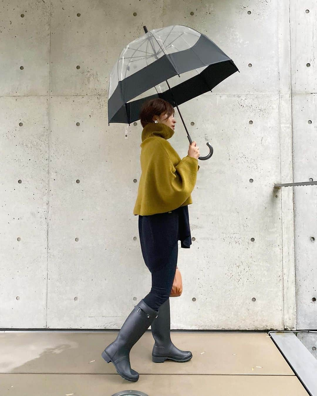 Ayaさんのインスタグラム写真 - (AyaInstagram)「10/10 雨の誕生日 今夜は鉄板焼きに♡ 高校生の子供たちと滅多に撮れない一枚 happy birthdayは娘に消された😄  昔は体育の日で必ず誕生日は運動会でした。明日運動会のところは晴れますように！ . tops @zara  denim @motherdenim  boots umbrella @hunterboots  bag @anieca_official   #mybirthday #1010 #誕生日 #雨の日コーデ#レインブーツ#ハンター #hunter」10月10日 21時21分 - aya_green1010