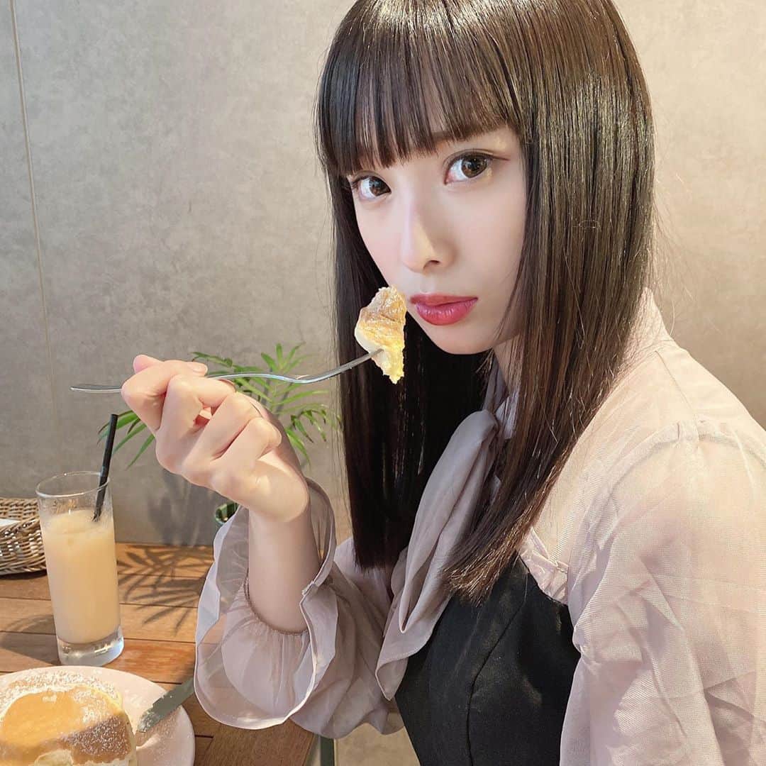梅山恋和さんのインスタグラム写真 - (梅山恋和Instagram)「🤍  パンケーキとミルクティー❤︎  紅茶は  ミルク派？🍼  レモン派？🍋  #パンケーキ#前髪#パッツン #美味しい#557#おもち映え」10月10日 21時21分 - cocona_umeyama