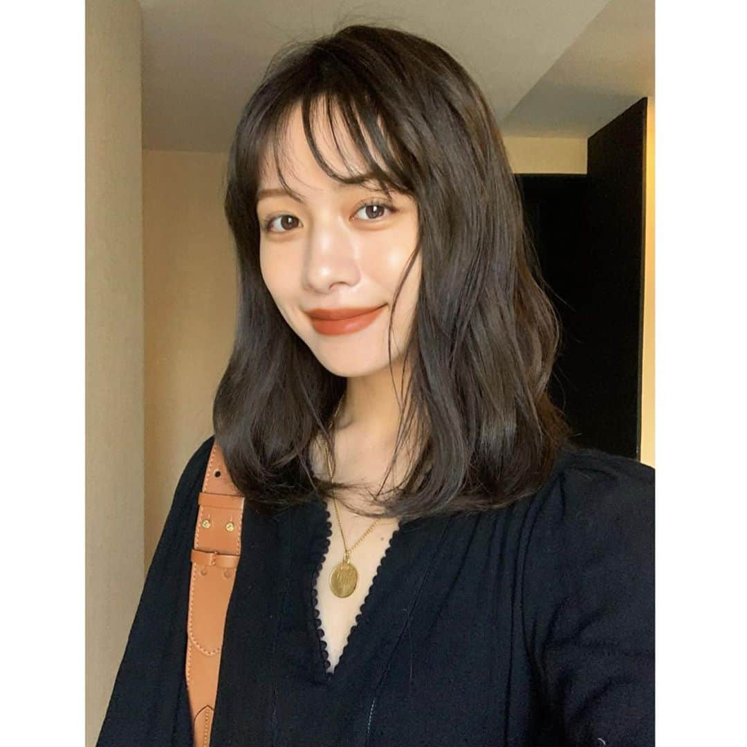 楫真梨子さんのインスタグラム写真 - (楫真梨子Instagram)「乾燥が気になる季節になってきました...  お肌が乾きやすい季節は、たるみやシワ予防も兼ねていろいろな美容液を試してみています😌  その中でもエイジングケアにも効果的と話題の @clarinsjp のダブル セーラム EXは、軽いテクスチャーなのにぐんぐん肌に吸い込まれる感じがして、化粧ノリも格段に変わりました🌅  ふっくら柔らか肌を手に入れたい人におすすめです😌  #クラランス #ダブルセーラム #虜な美容液 #生ツヤ肌 #pr」10月10日 21時14分 - kajimari1226