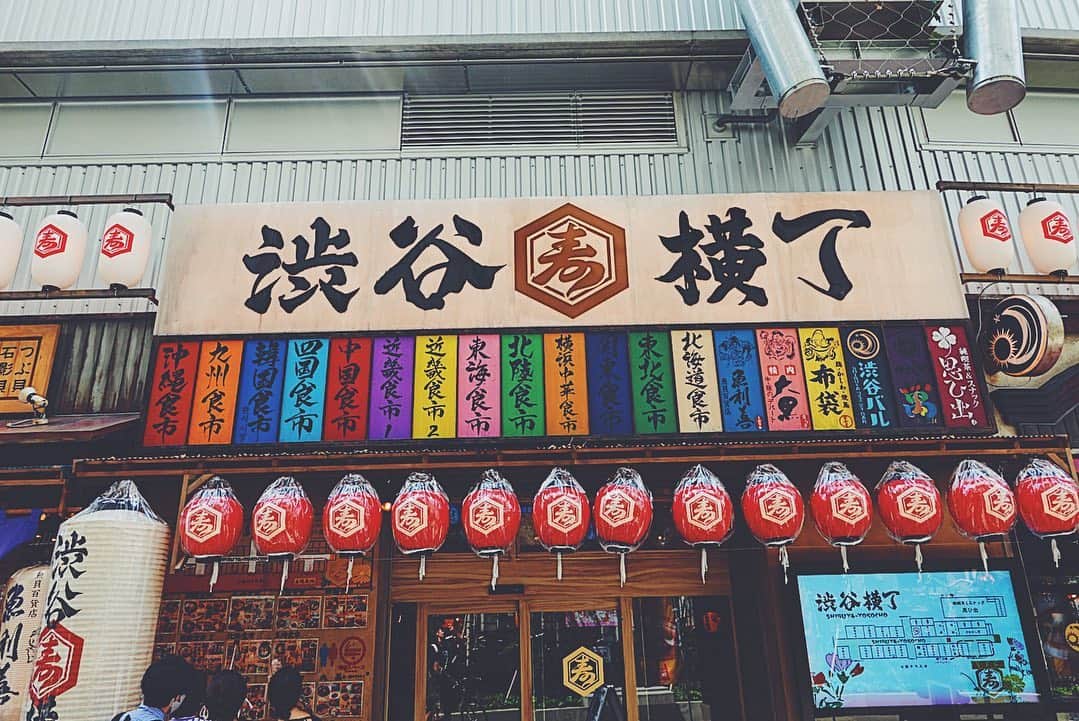 山川就史のインスタグラム：「shibuya yokocho🍻  #ig_japan #japanlife #tokyolife #instajapan #jj #picoftheday #tbt #love #japan #tokyo #swag #instagood  #tflers #beautiful #funjaran #drink #shibuya」