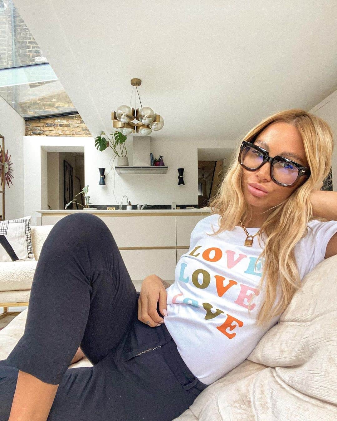 ルー・ティーズデールのインスタグラム：「£5 from each of these @neverfullydressed LOVE tees goes to @tommys an amazing charity funding research into the prevention of baby loss 🤍🕊」
