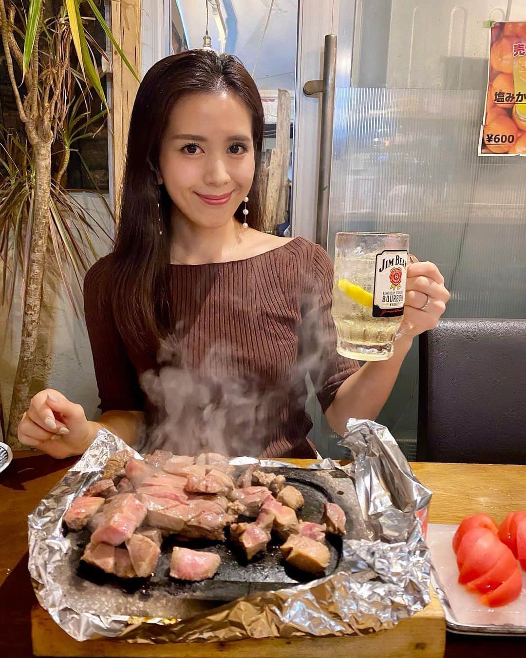 のインスタグラム：「. この肉厚牛タンステーキが無料食べ放題🐮‼️😳 . 噂の「ハタガヤ牛タンテール」に行ってきました🙋‍♀️ お席のチャージ代が一人500円で、 肉厚な牛タンステーキが無限に食べられます😂👏 . 最初にオーダーしたらまず500g登場🤣 目の前でジュージュー＆モクモクですが、 お肉は柔らかくてめっちゃ美味しい‼️😆💓💓💓 . さとちゃん(@tomi_samy)と2人で750g、 ぶたさん(男)1人で750g、 3人で1.5kgの牛タンステーキを完食🐮 他におつまみを数点頼みました🙋‍♀️ . 実はココ、以前投稿した生牡蠣無料食べ放題の 「牡蠣と魚 幡ヶ谷店」の系列店❣️ 生牡蠣も牛タンもどうやったらこんなに 無料提供出来るのかは謎ですが… とにかく美味しくて無料なんだから有難い🥺✨ . 牛タン好きな人、ほんとオススメだよ🙋‍♀️ . #ハタガヤ牛タンテール  #幡ヶ谷 #幡ヶ谷ディナー  #牛タン  #無料食べ放題 #牛タン吸い放題  #牛タン食べ放題」