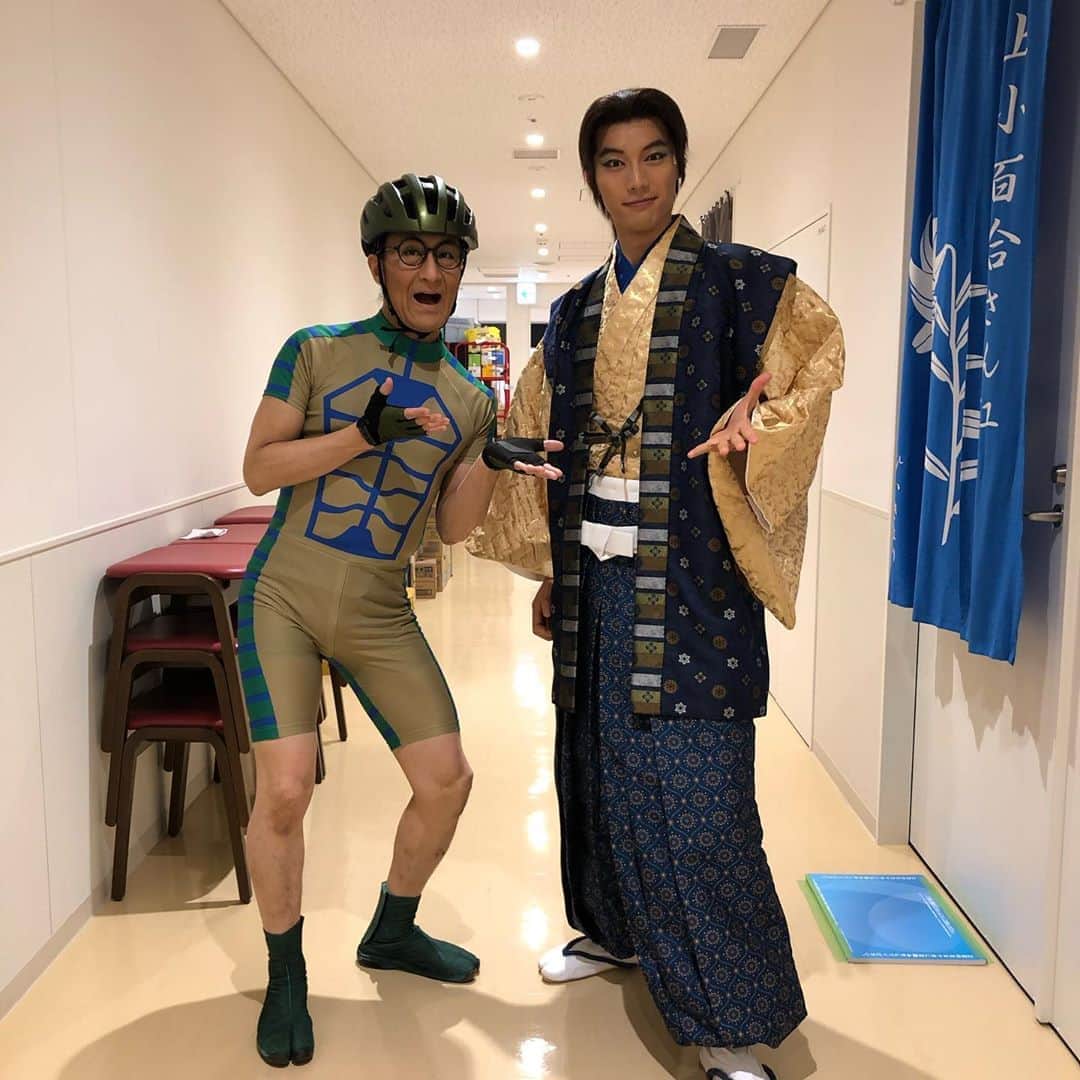 福士蒼汰のインスタグラム：「絶賛公演中 『浦島さん』 亀役の粟根まことさんとパシャリ📸 乙姫役の羽野晶紀さんがパシャり📸  表では口喧嘩 裏では仲良し  天邪鬼 矛盾 風流気取り ピュア とも言える  それぞれが個性爆発💥 まさに劇的 まだまだ後半戦 これからです  ライブ配信では数時間は アーカイブ残るようです！ 是非ご覧ください😆」