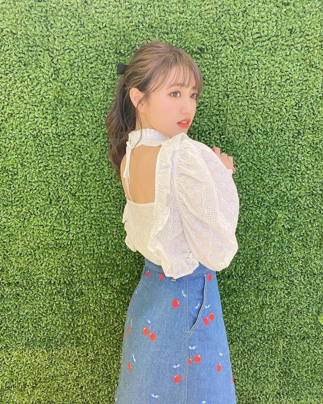 香音さんのインスタグラム写真 - (香音Instagram)「🍒🍒 . . ヒルナンデスの衣装です🍒♡ . . いつもスタイリストとメイクさんと何がいいかな〜って衣装とメイクを決めている時間がすごく好き☺︎ . . 最近はリボンを付けるのにハマってます☺︎にこ .」10月10日 21時30分 - kanon420_official