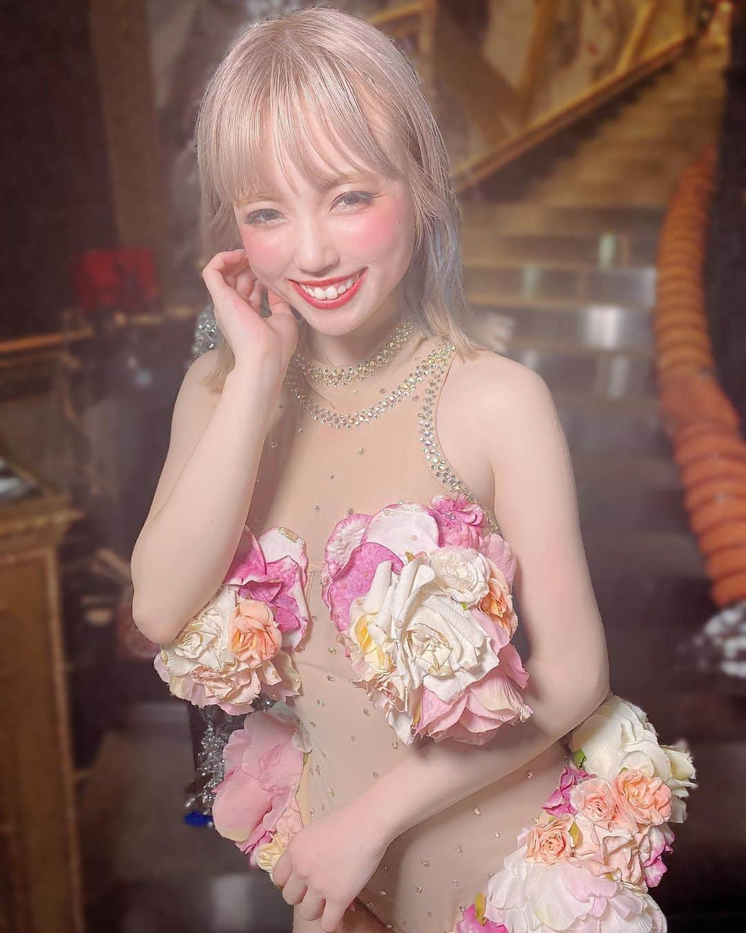 yokoのインスタグラム：「. 🌼🌸🌺 . 雨でずっと体調悪いけど 台風過ぎたら いい事起こるよねって思って がんばるぞっ🌹 . . .  . . . . . . . . . . #エンタメ活動を止めない #アジア一のエンターテインメント #burlesque#burlesque lesquetokyo#バーレスク東京#ダンサー#透明少女#model#hairmake#makeup#love#ootd#fashion#instagood#instalike#instafashion#tokyo#pink #오오티디‭#셀카#메이크업#머리스타그램 #お洒落さんと繋がりたい#カメラ好きな人と繋がりたい#モデル#東京」