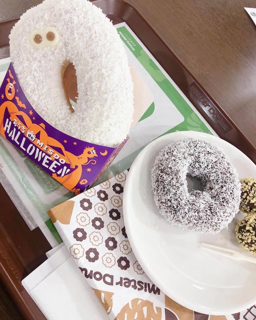 中野みやびのインスタグラム：「みすど  #びっくりゴースト #ミスド #ミスタードーナツ #donuts #おばけ #ハロウィン #halloween #white #chocolate #wawawa #みやび」