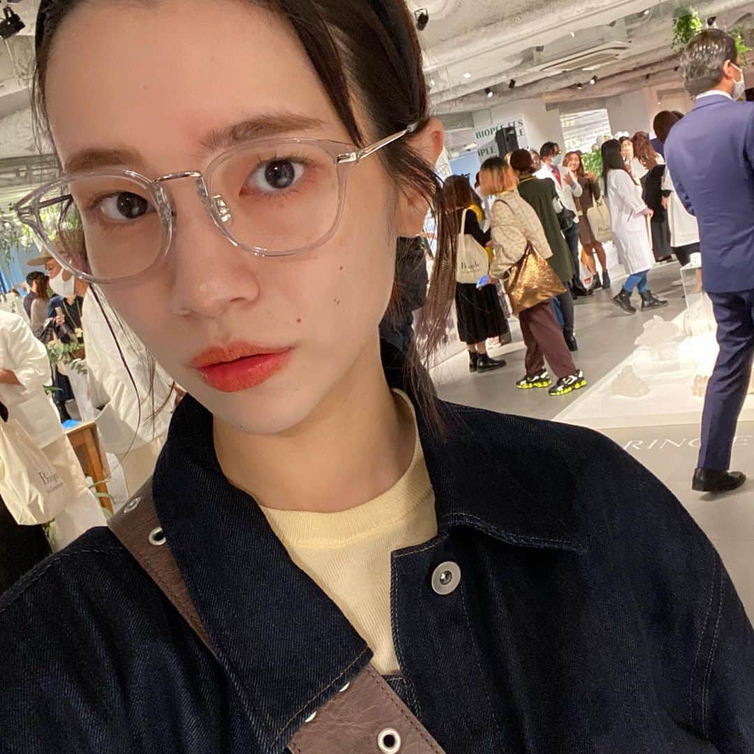 宮崎葉さんのインスタグラム写真 - (宮崎葉Instagram)「私の薄い薄い顔に素晴らしいアクセントをもたらしてくれるおしゃれなお眼鏡はマイメンゆりっぱが作ったやつ🥺 zoffで買えるよ？かわいくてむり🥺 #zoff」10月10日 21時30分 - you_miyazaki
