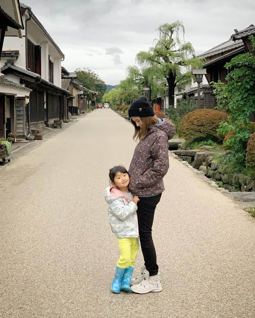 田中幸さんのインスタグラム写真 - (田中幸Instagram)「✴︎ どんよりした曇空  雲の晴れ間を目指して 辿り着いたのは 海野宿🏖  長野らしい 寒い空気な夕暮れ時  @yuri_yosumi さんの ウィメンズリバーシブル パディングジャケット  1枚で暖かくて安心♫ 大好きな リバーシブルシリーズ 今季も最高っ 冬支度は完璧❄️  身長163cm/Lサイズ着用 @marmot_japan  #マーモット @keen_japan  #keenambassador」10月10日 21時24分 - sachitanaka