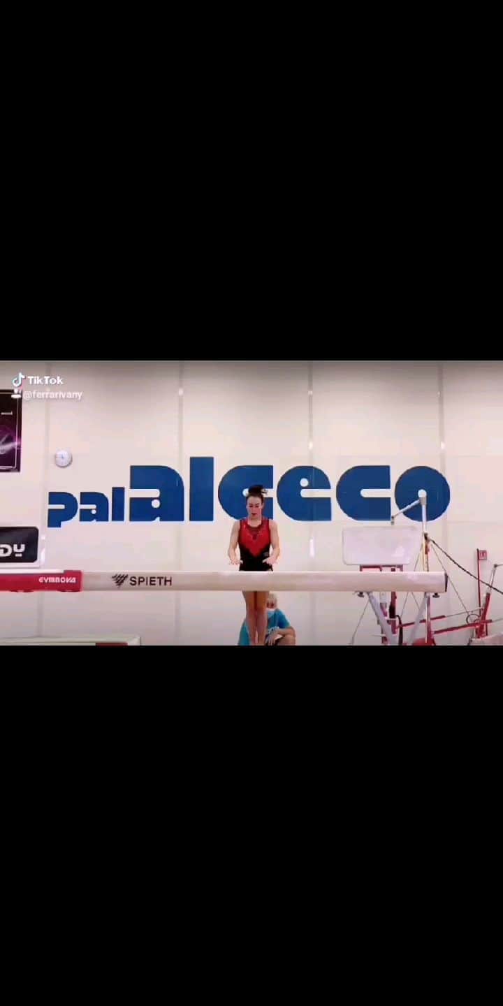 バネッサ・フェラーリのインスタグラム：「Credete nella magia? ✨😉  Con la partecipazione di @asic2003 😂❤️  #vanessaferrari #gymnastics #ginnasticaartistica #training #Olympics #beam #magic」