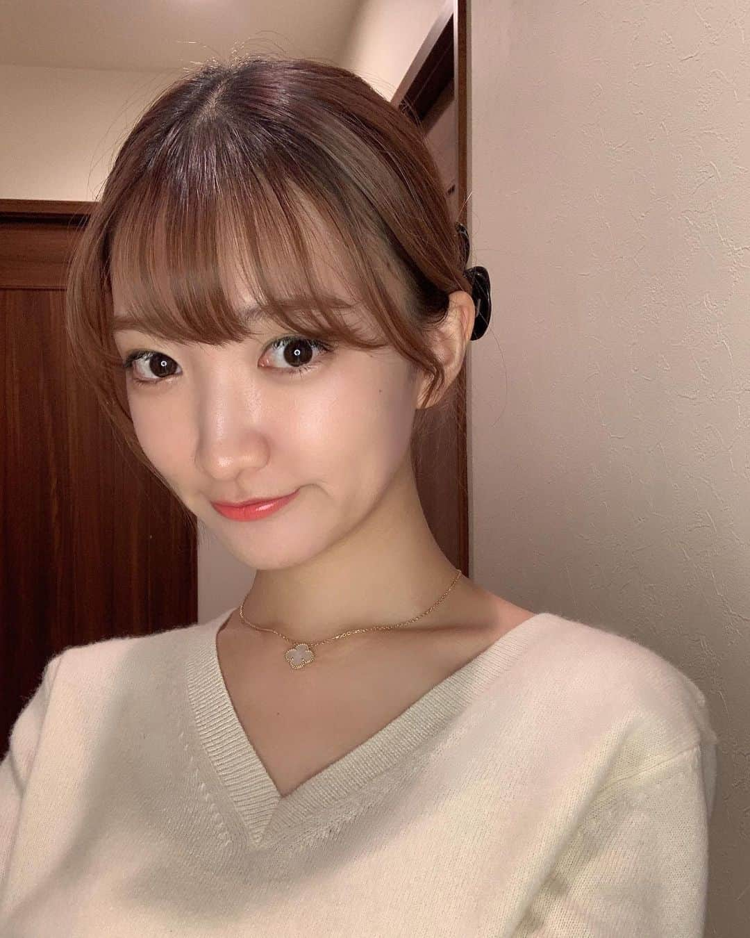 田村菫のインスタグラム：「こんばんは🌛  最近ヘアクリップを使うようになったよ🖇 今日もすごく寒かった😣みなさん風邪をひかないようにお気をつけくださいね！  残り一週間！ 今日もポチッと#すーポチ お待ちしてます🥰  #日本女子大学 #日本女子大学コンテスト #ミスコンテスト #今日のコーデ #秋コーデ #女子大生 #ロングヘア #被写体モデル #被写体 #ヘアクリップ #ヘアクリップアレンジ #ヘアアレンジ」