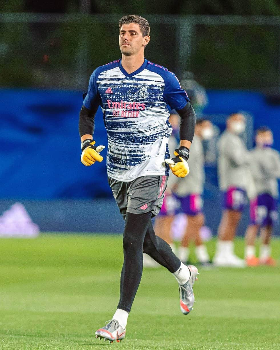 LFPさんのインスタグラム写真 - (LFPInstagram)「G I A N T ‼️  #LaLiga #LaLigaSantander #RealMadrid #Courtois #Football #Saves」10月10日 21時27分 - laliga