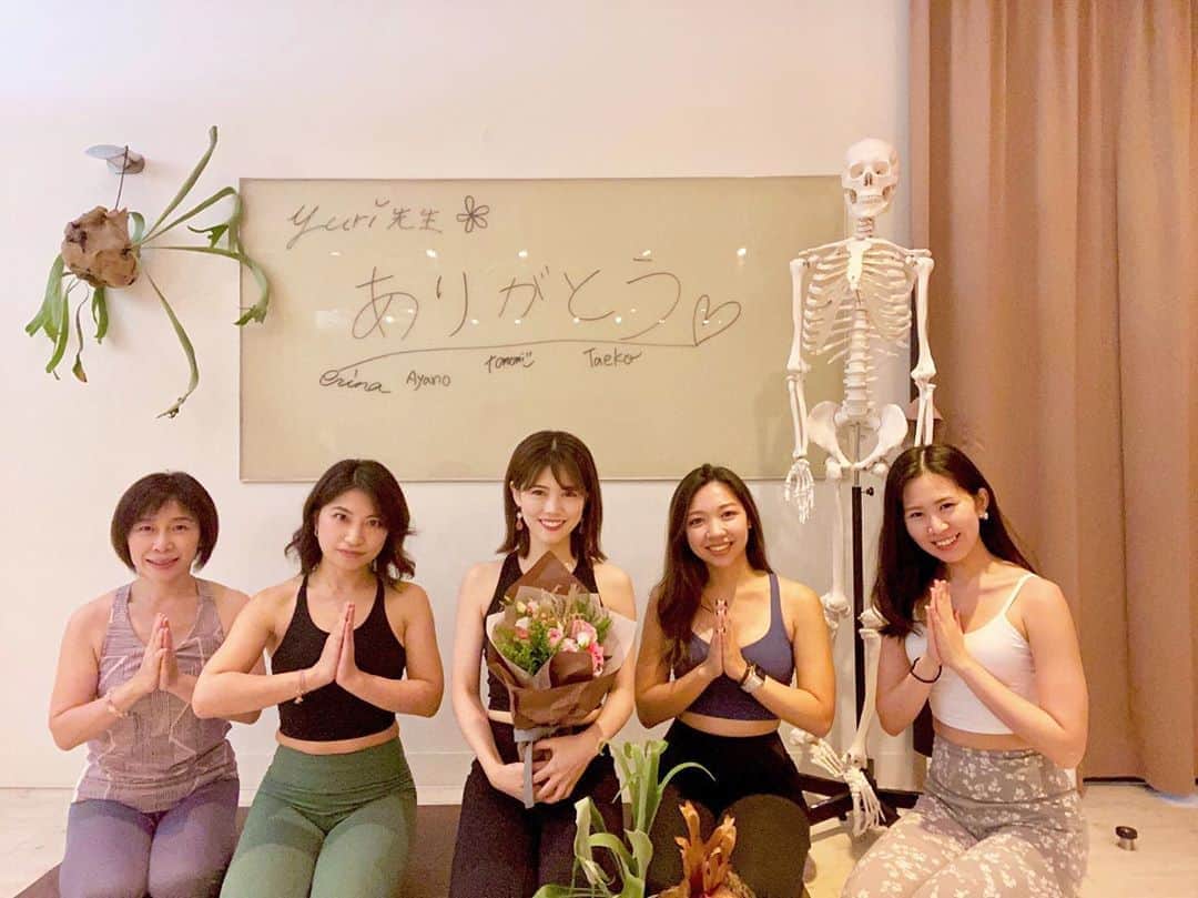 上坂由莉のインスタグラム：「﻿ \ \ YOGA🧘‍♀🗼 / /﻿ ﻿ 今日で本当に東京でのレッスンが最後でした🗼﻿ ラストレッスンは養成スクールにての﻿ 養成試験＆レッスンでした🧘‍♀️🌙﻿ ﻿ ﻿ 今回の養成クラスの皆さんが東京ラストの生徒さん🧘‍♀️﻿ 先月まで残暑の中、汗をかきながら練習をして☀️﻿ いきなり寒くなった今月、先週と今日で試験✨﻿ 本当に皆さん素敵な試験の内容で嬉しかったです🥺💓﻿ そして皆さんの頑張りが表れてる内容でした🥰﻿ ﻿ ﻿ 試験後にまさかの〜🥺💐﻿ 嬉しい…めちゃくちゃ嬉しすぎる…💓﻿ そしていっきに寂しさも…😢😢😢﻿ ﻿ ﻿ こんな私を憧れや目標と言っていただけて﻿ 素敵な生徒さんに見送っていただき﻿ 関西でも本当に頑張ろうと思いました😭🧘‍♀️﻿ ﻿ ﻿ 毎週会ってたからいきなり寂しくなるけれど﻿ また一緒にヨガしましょう💓﻿ 関西来るときはご連絡ください👘﻿ 皆様のご活躍をお祈りしてます🧘‍♀️﻿ お元気で…そしてありがとうございました❤️﻿ ﻿ ﻿ #yoga #yogainstructor #yogawear #tokyo #🗼﻿」