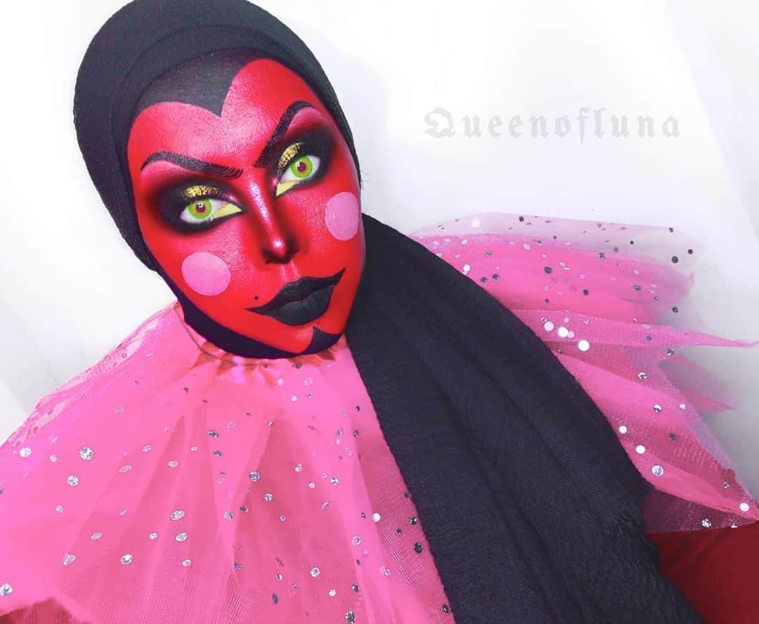 queenoflunaのインスタグラム：「Hi, I'm Him and Him is me! 👹  "Tsk tsk tsk, you may be able to secude men, but you'll never be as pretty as meeeeeee!!!" 💁🏻‍♀️💋👠❤️ Lol I just love Him! . Deets: ▪️@mehronmakeup skin prep ▪️@mehronmakeup Paradise palette ▪️@mehronmakeup iNtense pro pressed powder in carbon Lenses: ▪️@colouredcontacts . . . #him #powerpuffgirls #halloween #halloweenmakeup #halloweenmakeupideas #thepowerpuffgirl #villainmakeup #himcosplay #mehronmakeup #facepainting #sfxmakeup」