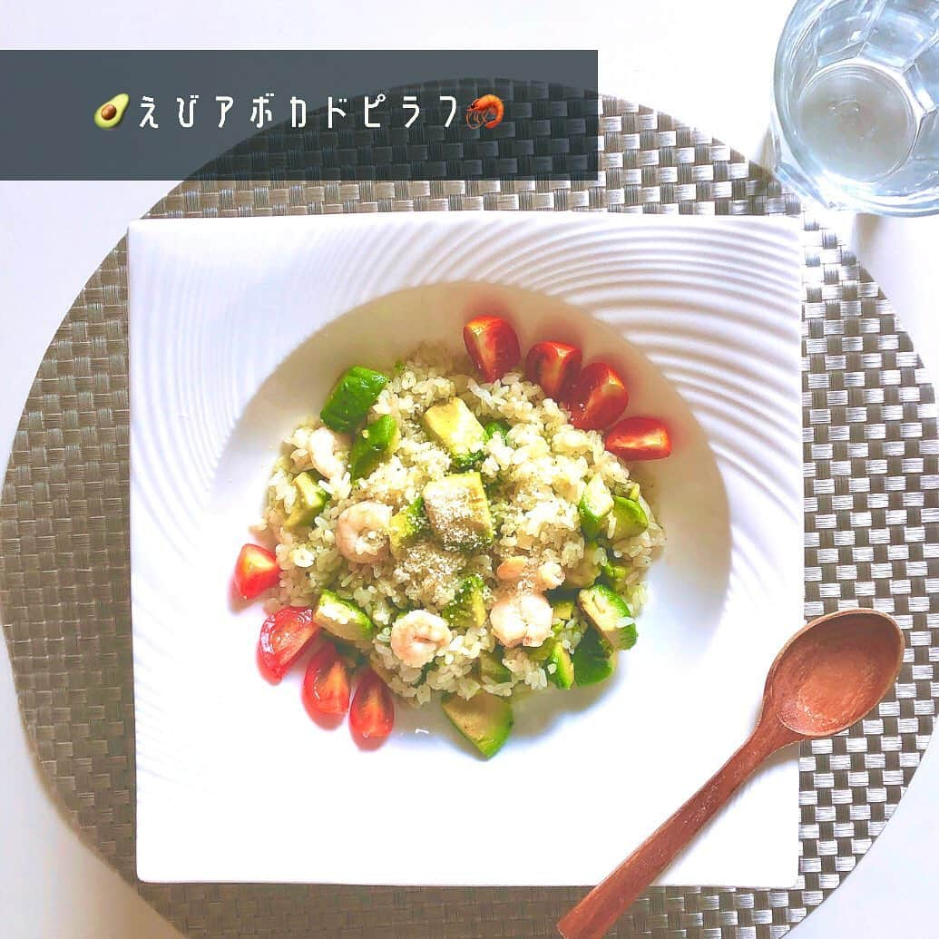 じゅみさんのインスタグラム写真 - (じゅみInstagram)「🥑えびアボカドピラフ🦐 ﻿ ﻿ こないだお腹減って﻿ さらにお米食べたい欲がすごかったときに﻿ 作って美味しかったやつ😋♡﻿ ﻿ ﻿ 家にあるスタメン食材﻿ 「えび」「アボカド 」をバター醤油で炒めて﻿ 粉チーズたっぷりかけて食べました😉﻿ ﻿ ﻿ 冷やご飯使ったから﻿ 本当はピラフじゃなくて炒飯やけど﻿ 見た目的にピラフと言いたい😇﻿ ﻿ ﻿ ごはんにアボカドのグリーンの色が﻿ ほんのり移って彩りも素敵な一皿でした✨🌈﻿ ﻿ ﻿ ﻿ #パワーランチ #svegetable﻿ #ピラフ 風の　#チャーハン﻿ #アボカド  #えび #チーズ #lunch﻿ #タンパク質 #筋トレ #筋トレ女子﻿ #cooking #おうちカフェ #料理 ﻿ #料理好きな人と繋がりたい #自炊 #カフェごはん風」10月10日 21時33分 - jumy_as