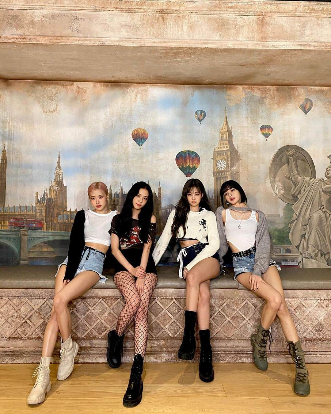 BLACKPINKさんのインスタグラム写真 - (BLACKPINKInstagram)「We are the lovesick girls🤍」10月10日 21時39分 - blackpinkofficial