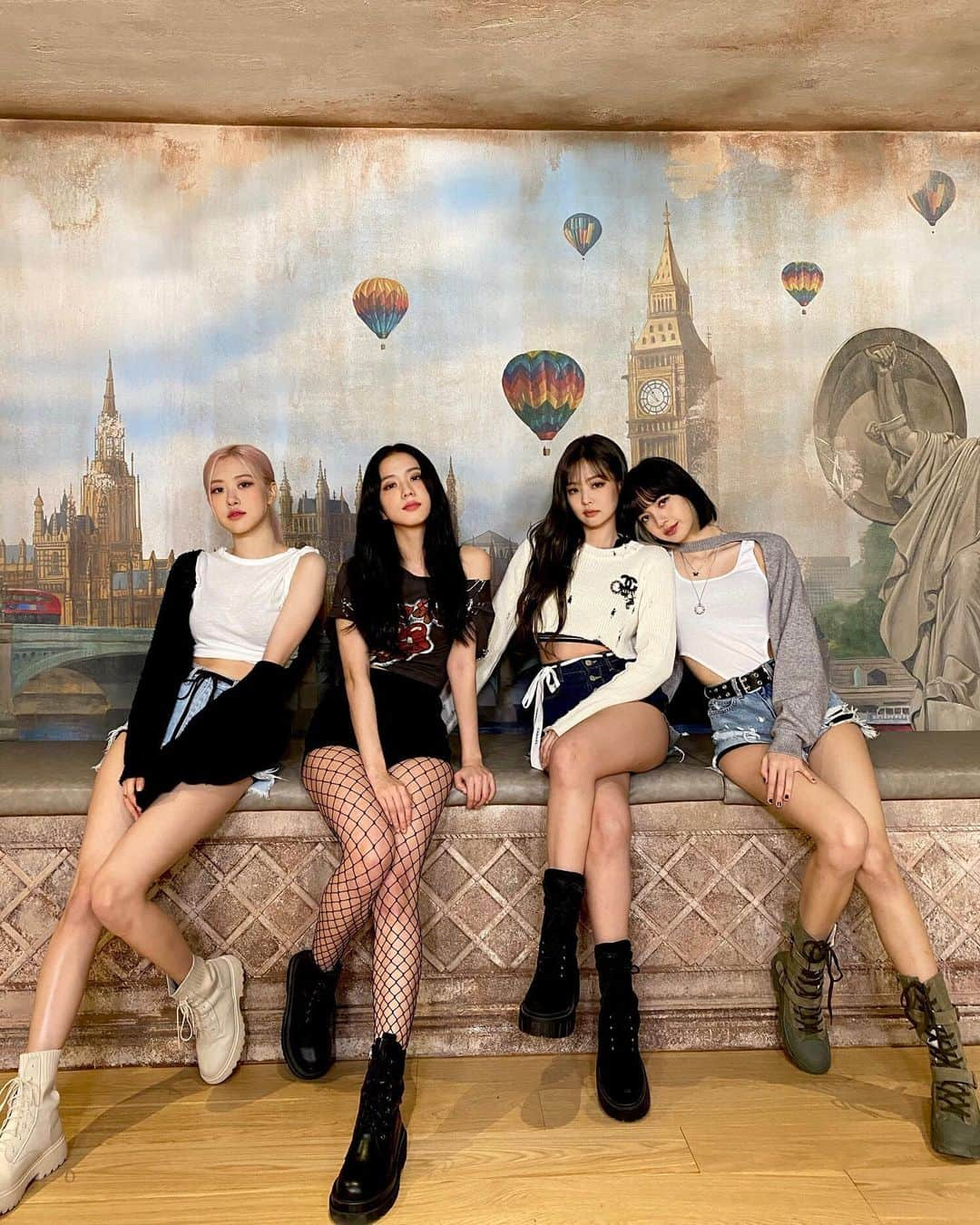 BLACKPINKさんのインスタグラム写真 - (BLACKPINKInstagram)「We are the lovesick girls🤍」10月10日 21時39分 - blackpinkofficial