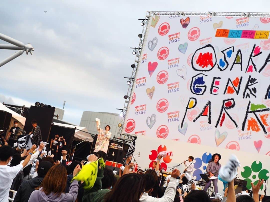 小名川高弘のインスタグラム：「OSAKA GENKI PARK🎵 山本彩ちゃんで参戦してきました✨ 久しぶりの有観客ライブ！ 当たり前ですが、ライブにはお客さんの笑顔があってこそですね！ 演奏しながら、彩ちゃんとバンドとお客さんとのグルーブに最高に気持ちいいなー、と感じるライブでした！  大阪を筆頭に少しずつ音楽業界の歩みも進んでるように感じます。 自分にできることを一つずつ頑張っていきます！  バンドのサウンドチェックで演奏したレインボーローズの時に虹がかかってたのは見たかったなー！  そして実はしれっとNewギターくんを初登場させてました！  大阪の皆さんありがとうございました✨  #山本彩 #osakagenkipark #チームsy #台風影響なくてよかった #彩ちゃんは晴れ女 #flyingv #フライングv」