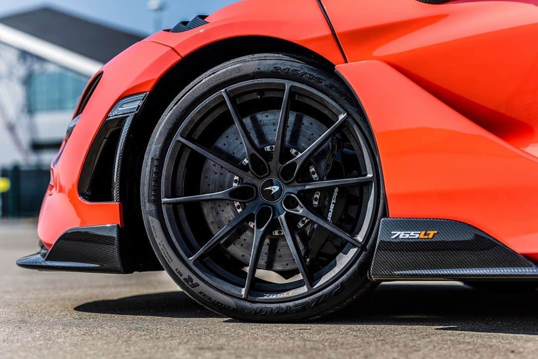 McLaren Automotiveさんのインスタグラム写真 - (McLaren AutomotiveInstagram)「On track or road, the specially developed @Pirelli P Zero™ Trofeo R tyres allow you to glide effortlessly beyond the conventional limits.  #ThePerfectFit #PZero」10月10日 21時41分 - mclarenauto