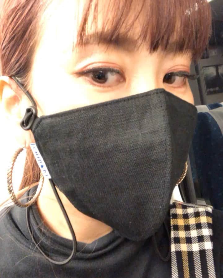 SONOMIのインスタグラム：「今日の衣装のブランド　@chidori_madeinjapan さんのマスクして東京帰ります〜🚅  何気なくつけてみたらびっくり！ これすごいよ！ 首にぶら下がるよ！！ つけ心地も最強💪🏼」