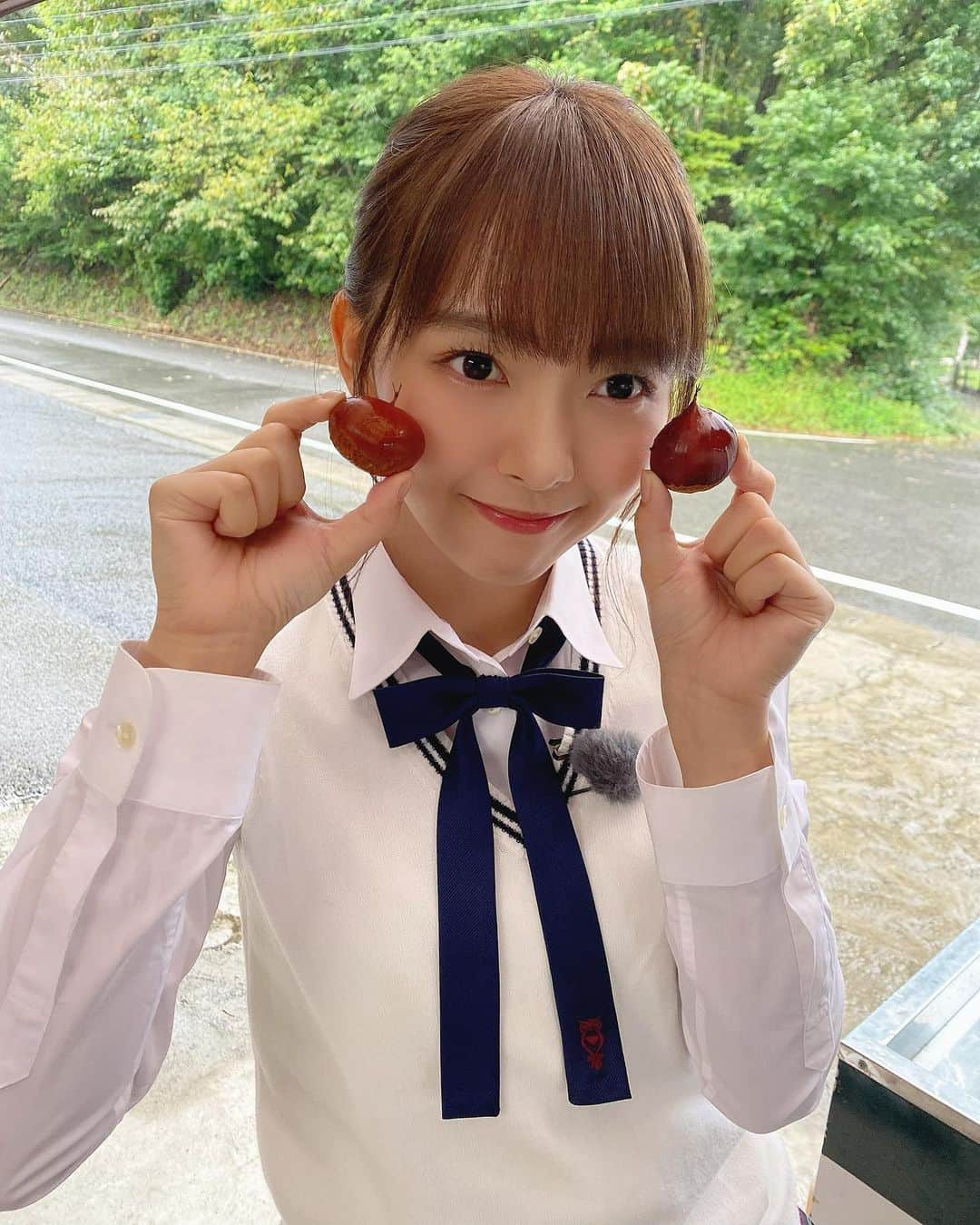 高畑結希さんのインスタグラム写真 - (高畑結希Instagram)「. 栗拾いしたよ〜🌰🌰🌰 つやつやなきれいな色👀🍁 ほくほくの栗料理が食べたいです！ 栗きんとんも大好き😋  . #栗園 #栗拾い #栗 #食欲の秋 #autumn #ske48 #君と歌いたい #東海テレビ #ロケ」10月10日 21時42分 - yuhki_takahata